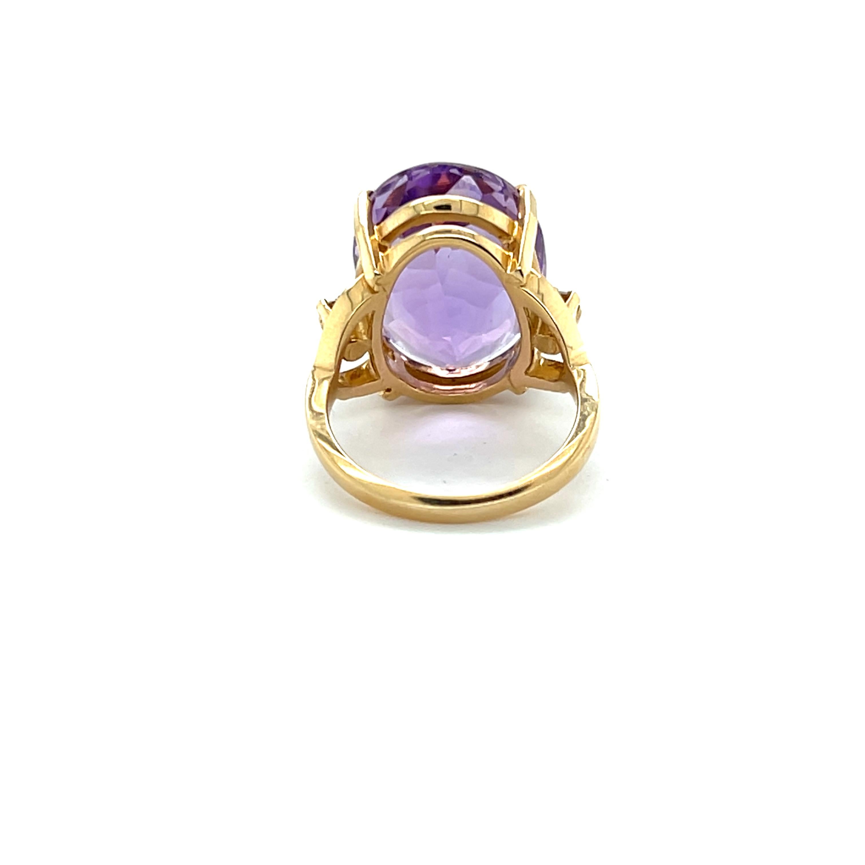 Contemporary This contemporary 14 karat yellow gold ring features a striking oval-cut amethys For Sale