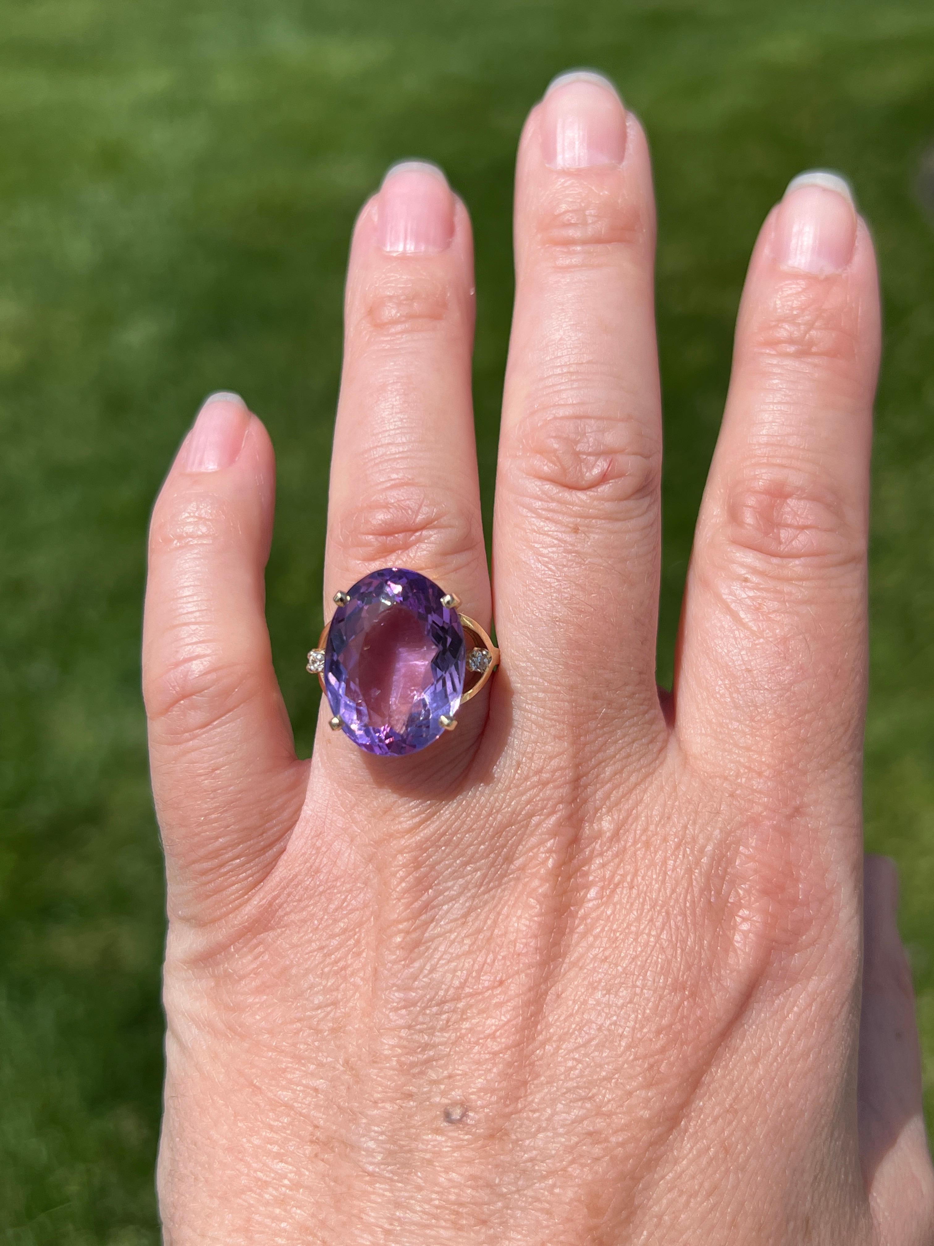 This contemporary 14 karat yellow gold ring features a striking oval-cut amethys In Good Condition For Sale In Towson, MD