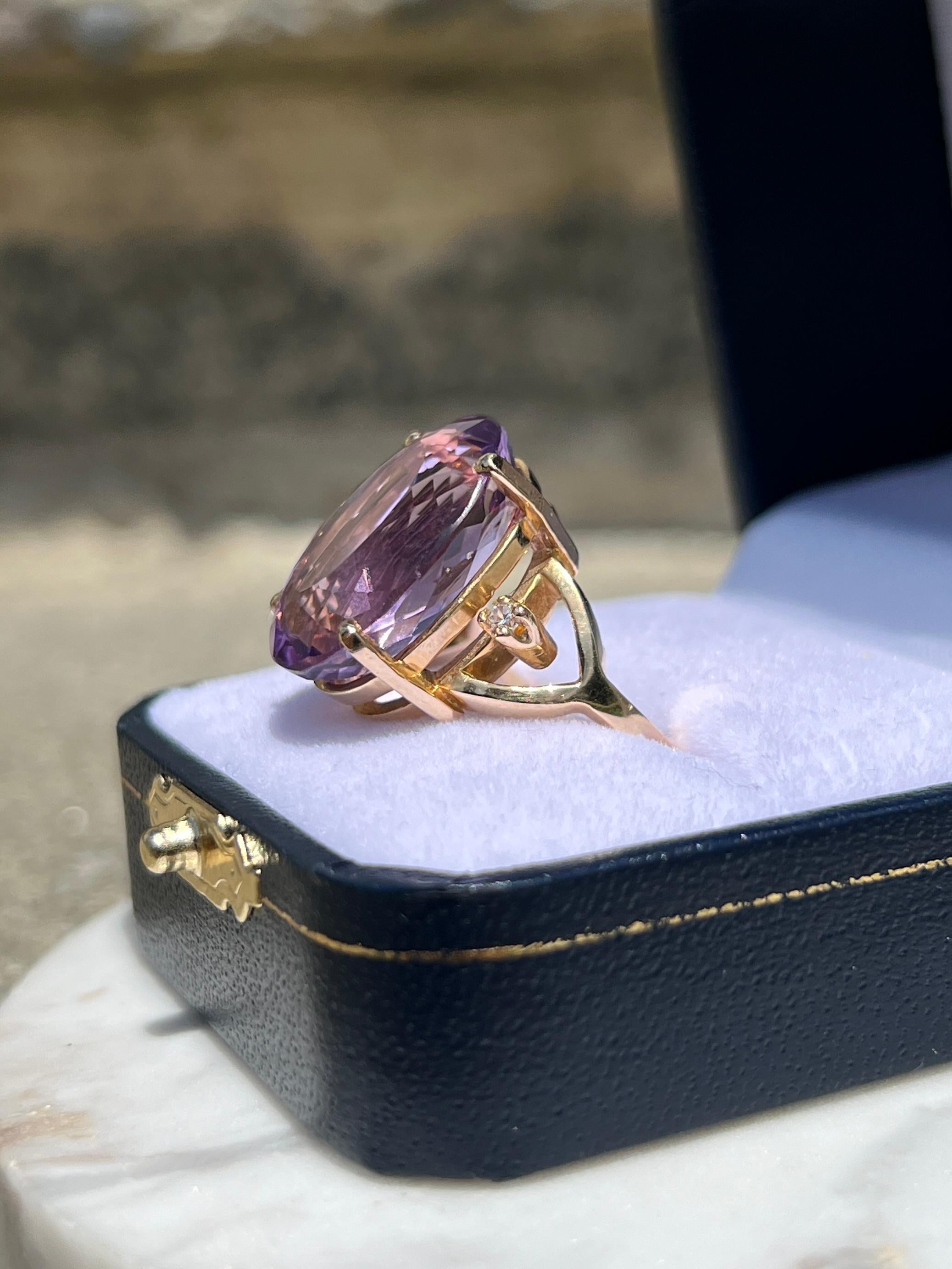 This contemporary 14 karat yellow gold ring features a striking oval-cut amethys For Sale 2