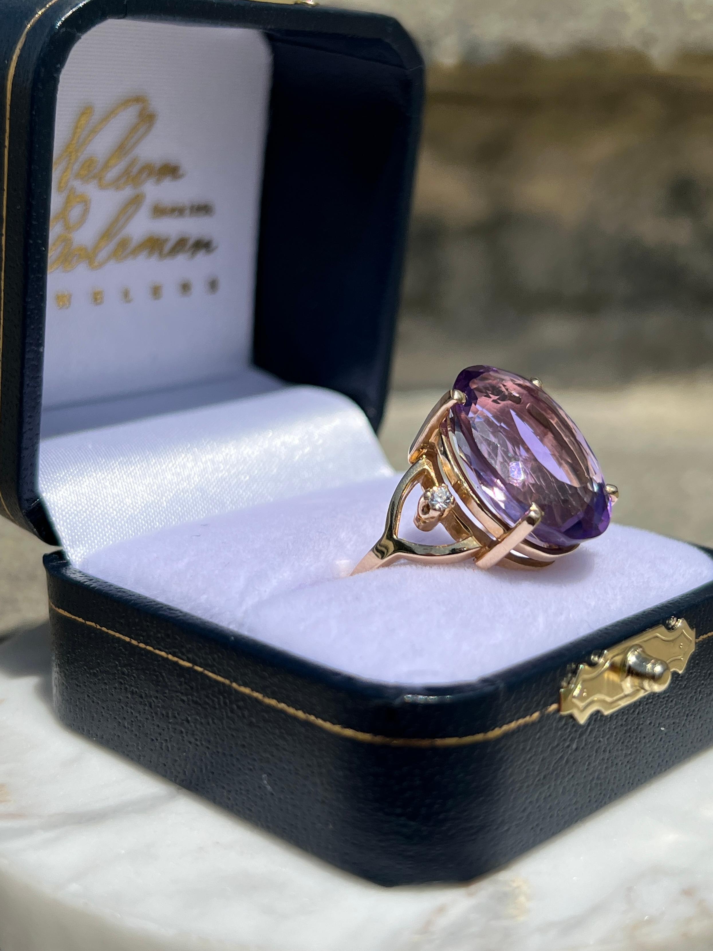 This contemporary 14 karat yellow gold ring features a striking oval-cut amethys For Sale 3