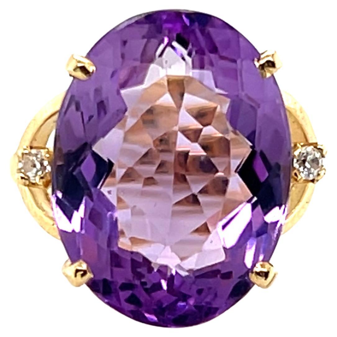 This contemporary 14 karat yellow gold ring features a striking oval-cut amethys For Sale