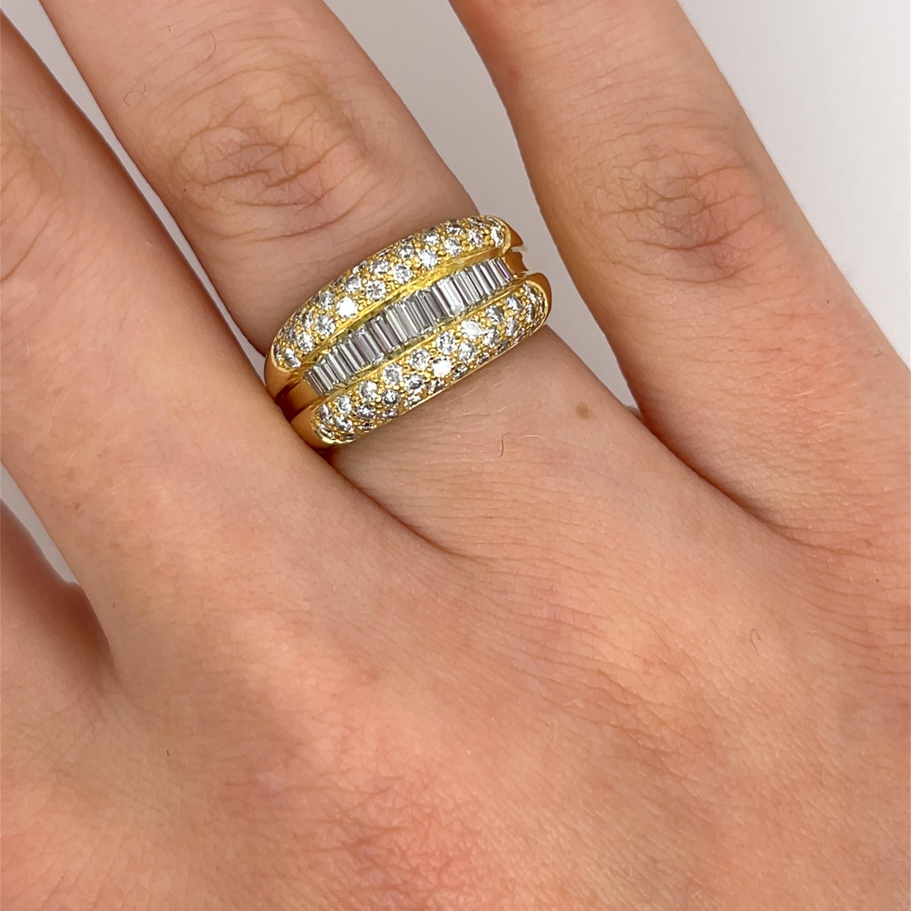 Dieser exquisite Kleiderring aus 18 Karat Gelbgold ist mit 1,10 Karat natürlichen Diamanten besetzt, die sich durch eine atemberaubende Mischung aus Baguette- und runden Brillanten auszeichnen. Die einzigartige Kombination von Diamantschliffen