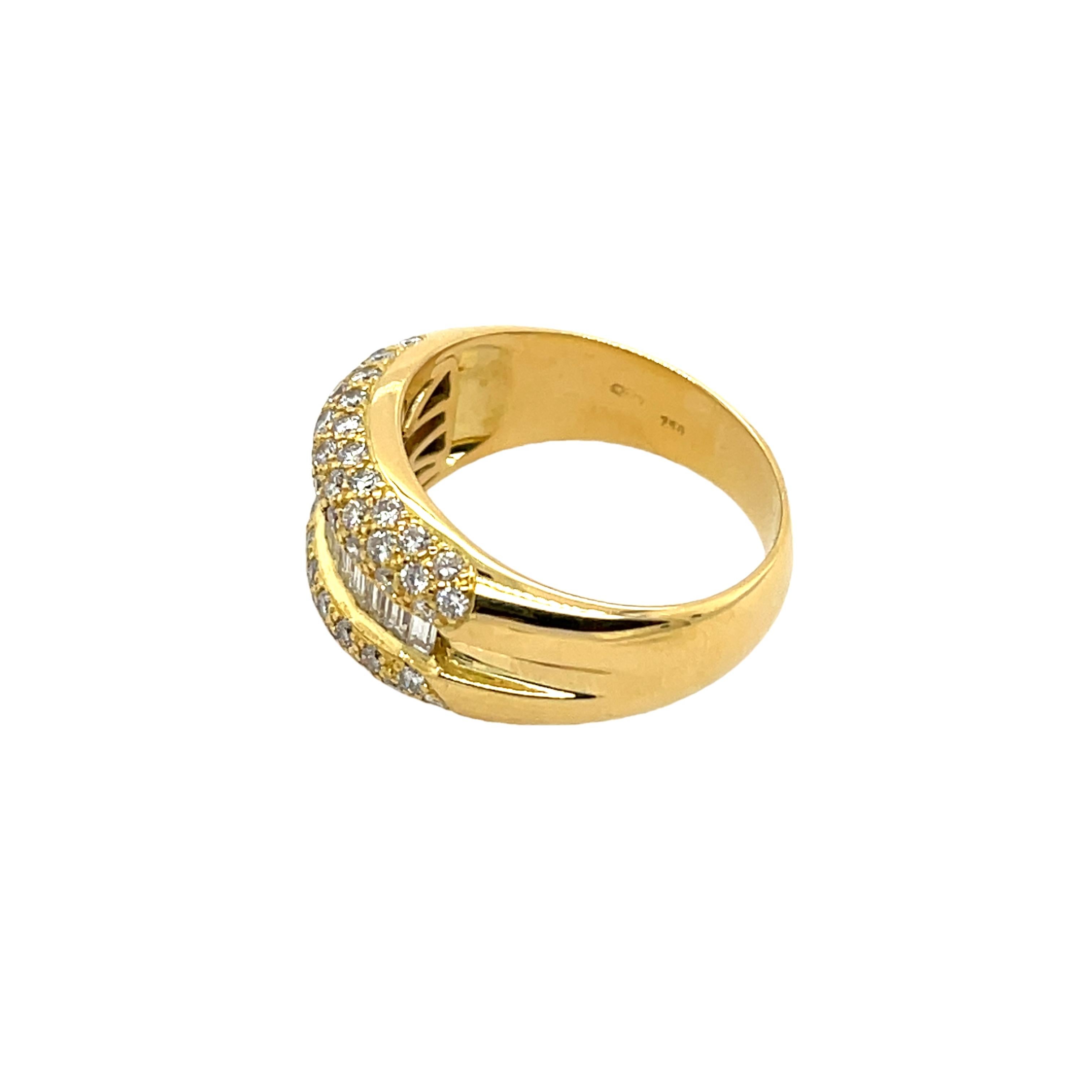 Dieser exquisite Kleidring aus 18 Karat Gelbgold ist mit 1,10 Karat natürlichem Diamanten besetzt (Rundschliff)