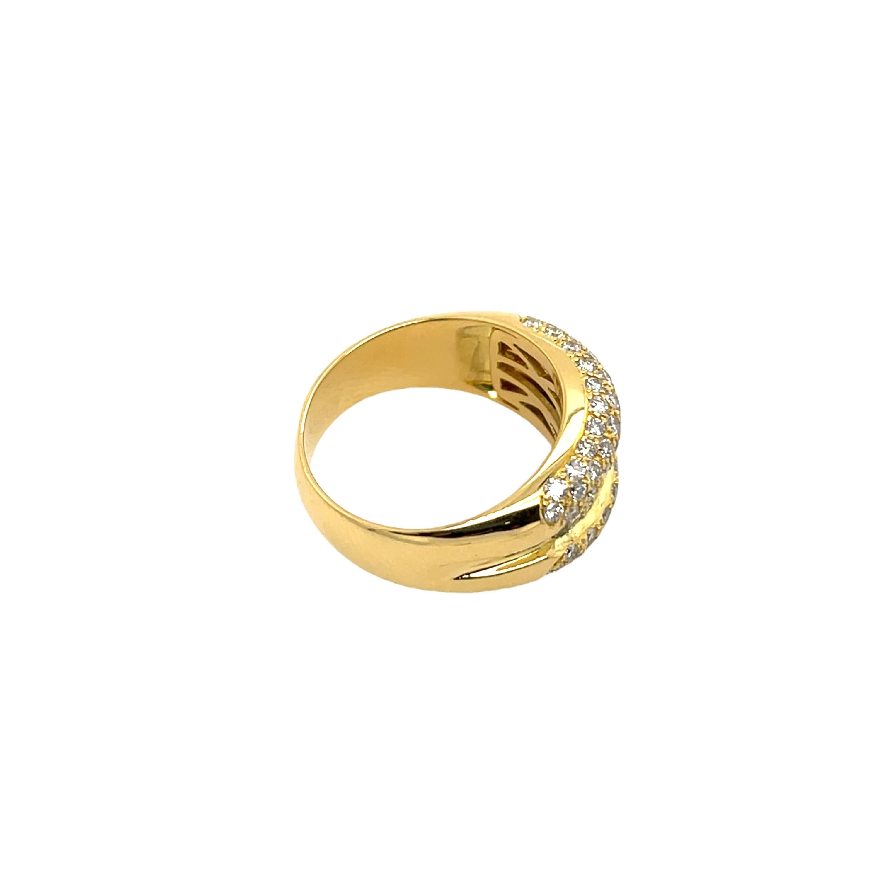 Dieser exquisite Kleidring aus 18 Karat Gelbgold ist mit 1,10 Karat natürlichem Diamanten besetzt im Zustand „Hervorragend“ in London, GB