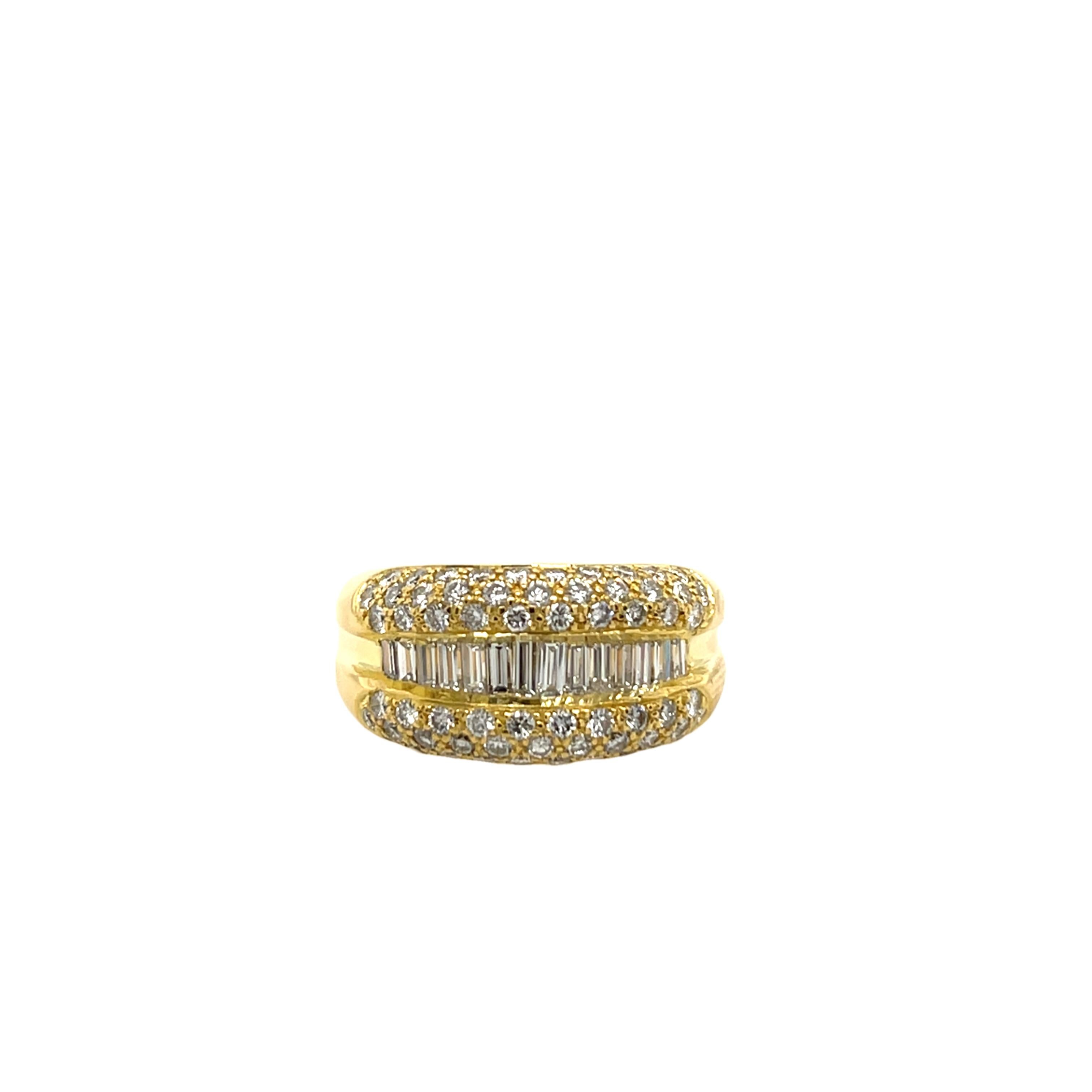 Dieser exquisite Kleidring aus 18 Karat Gelbgold ist mit 1,10 Karat natürlichem Diamanten besetzt Damen