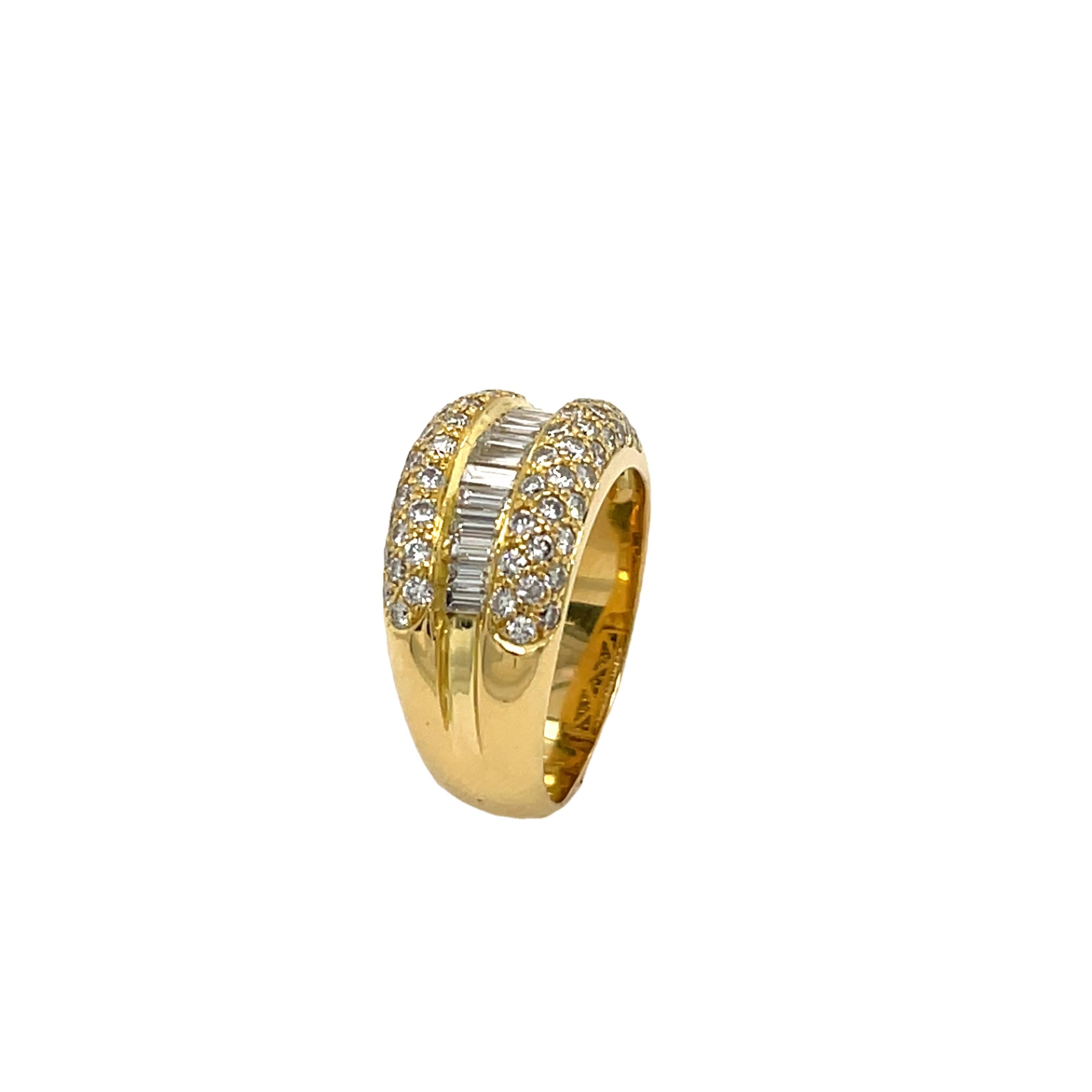 Dieser exquisite Kleidring aus 18 Karat Gelbgold ist mit 1,10 Karat natürlichem Diamanten besetzt 2