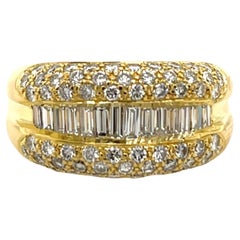 Dieser exquisite Kleidring aus 18 Karat Gelbgold ist mit 1,10 Karat natürlichem Diamanten besetzt