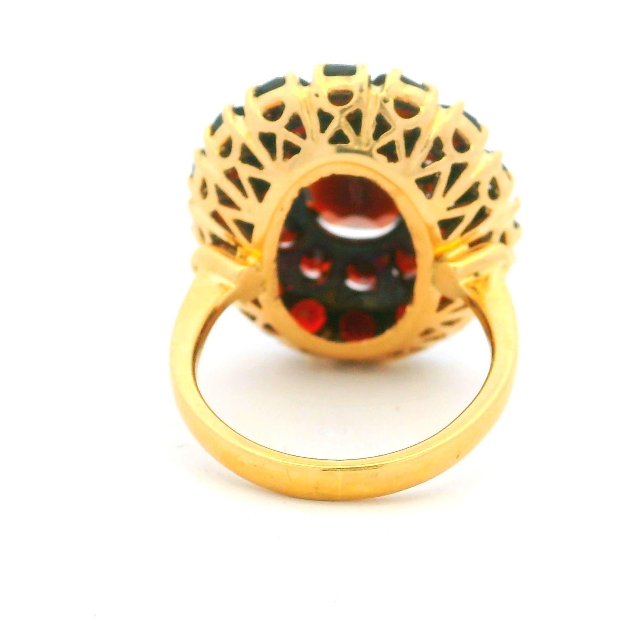 Questo squisito anello vintage con granato ceco a grappolo è realizzato in oro giallo 18 carati. in vendita 4