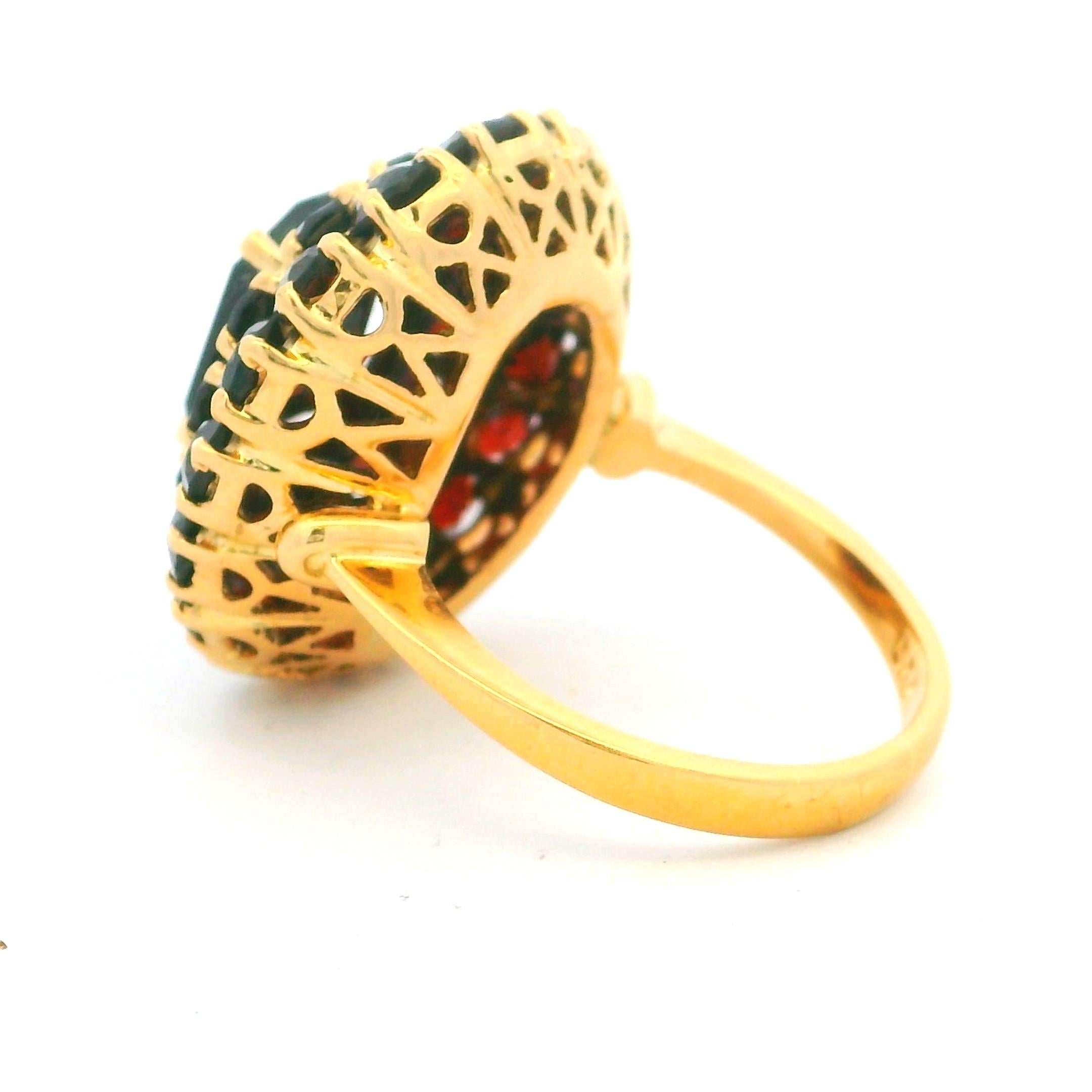 Questo squisito anello vintage con granato ceco a grappolo è realizzato in oro giallo 18 carati. in vendita 5