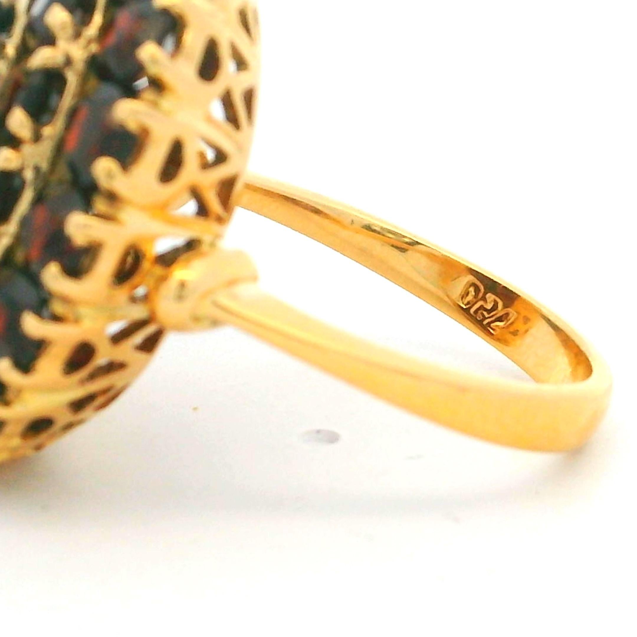 Questo squisito anello vintage con granato ceco a grappolo è realizzato in oro giallo 18 carati. in vendita 6