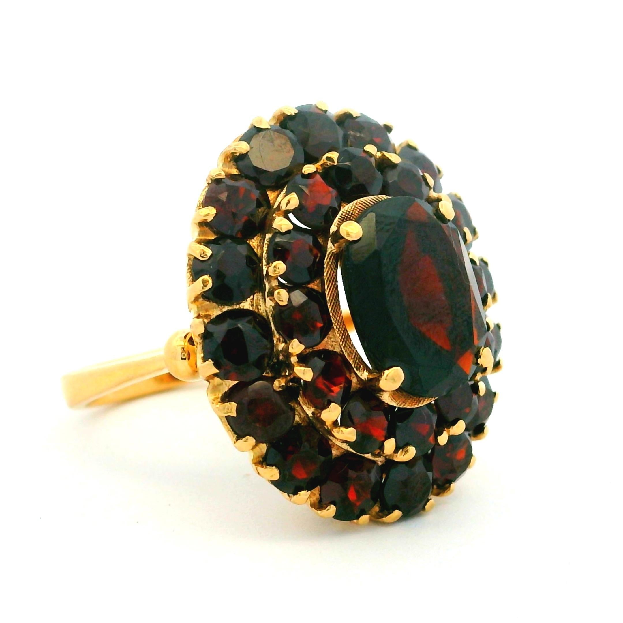 Rétro Questo squisito anello vintage con granato ceco a grappolo è realizzato in oro giallo 18 carati. in vendita