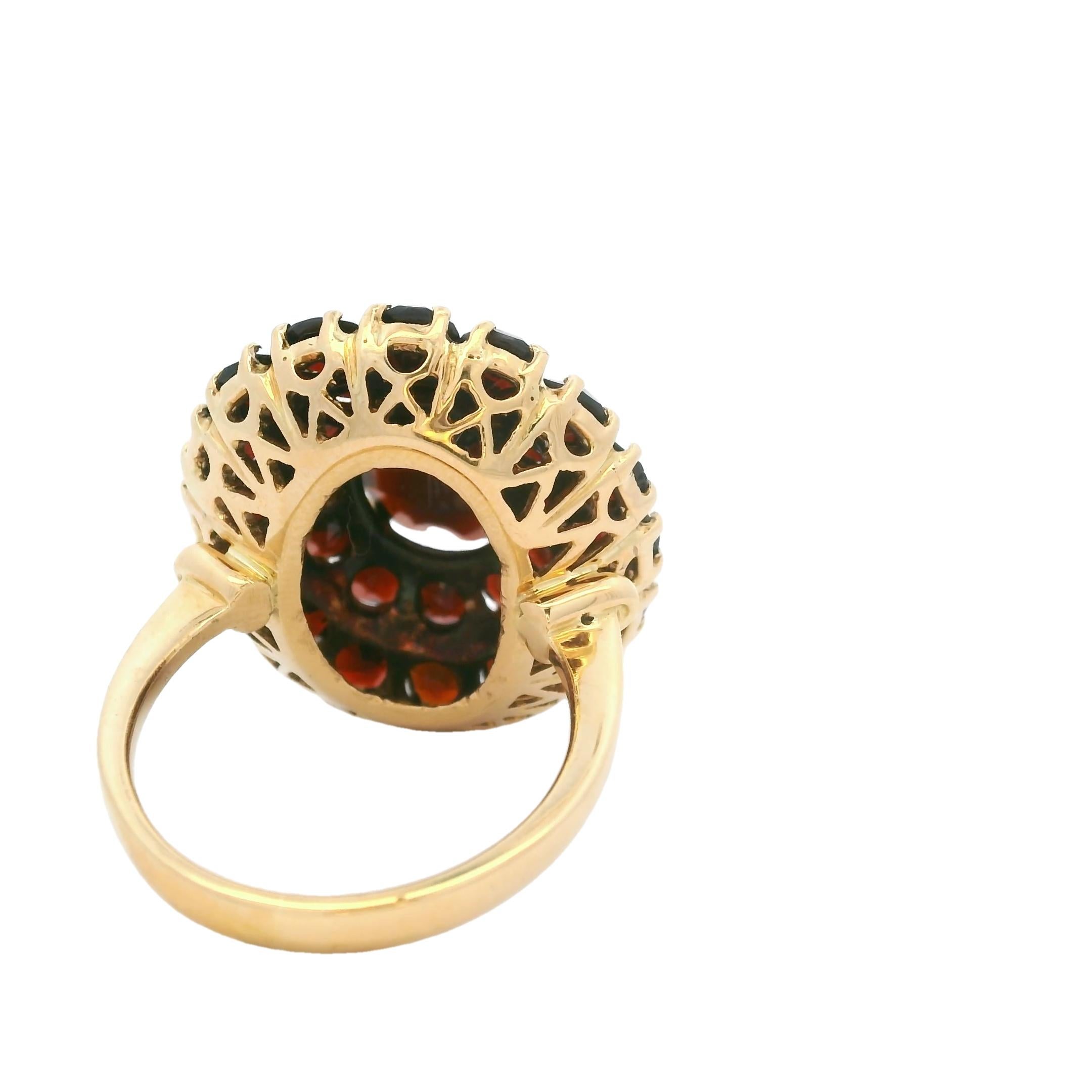 Taille ovale Cette exquise bague à grappe de grenats tchèques vintage est réalisée en or jaune 18 car... en vente
