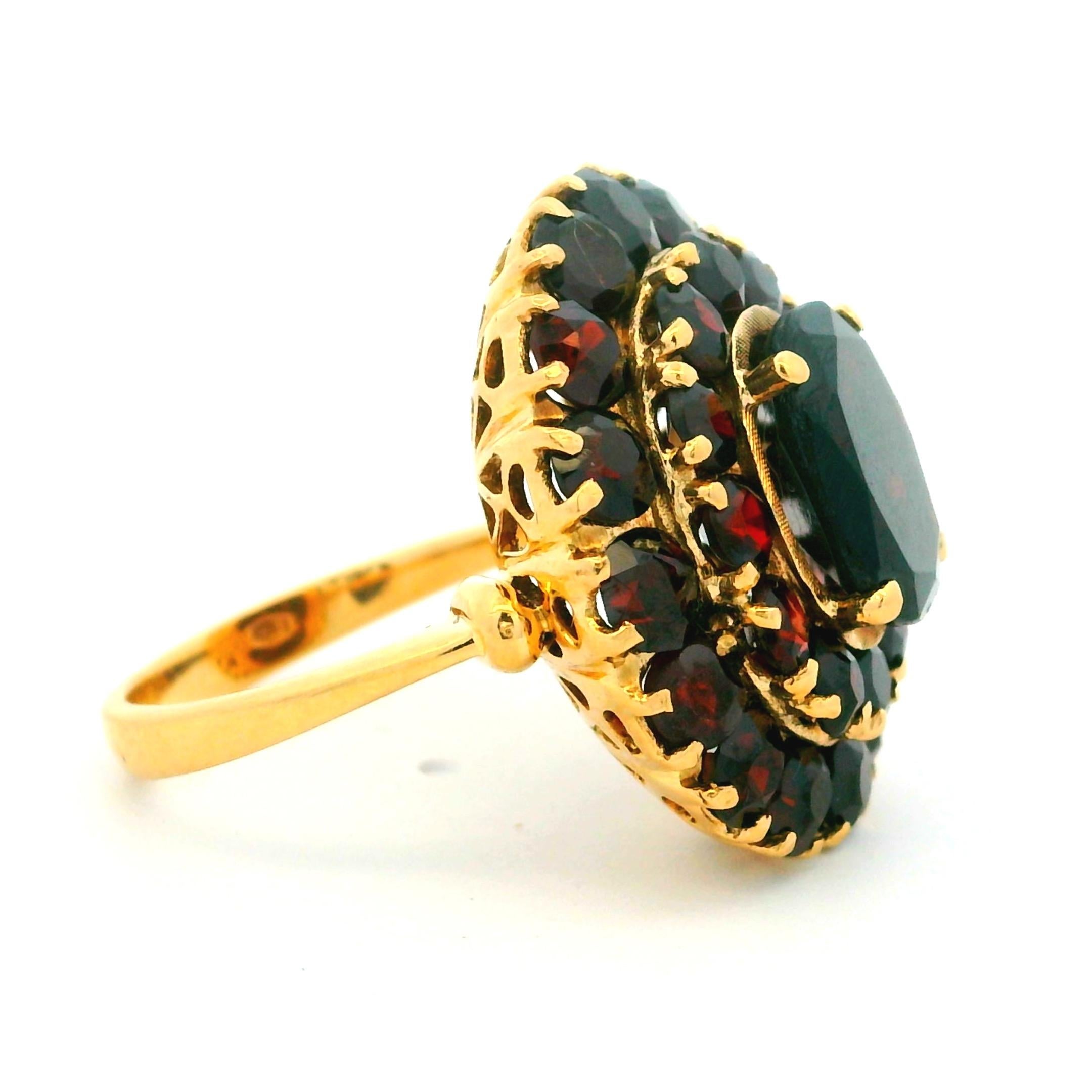 Taglio ovale Questo squisito anello vintage con granato ceco a grappolo è realizzato in oro giallo 18 carati. in vendita