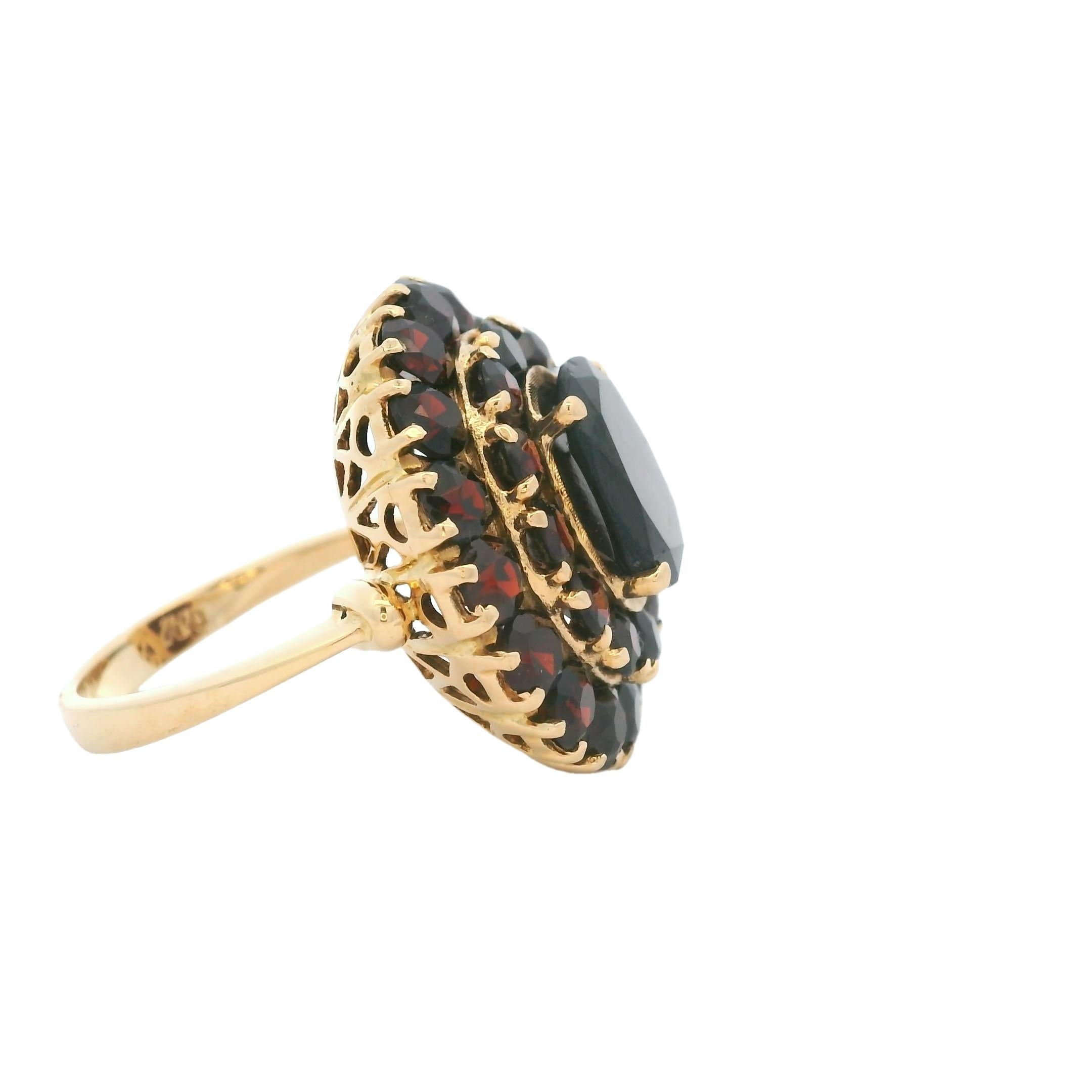 Cette exquise bague à grappe de grenats tchèques vintage est réalisée en or jaune 18 car... Excellent état - En vente à Miami, FL