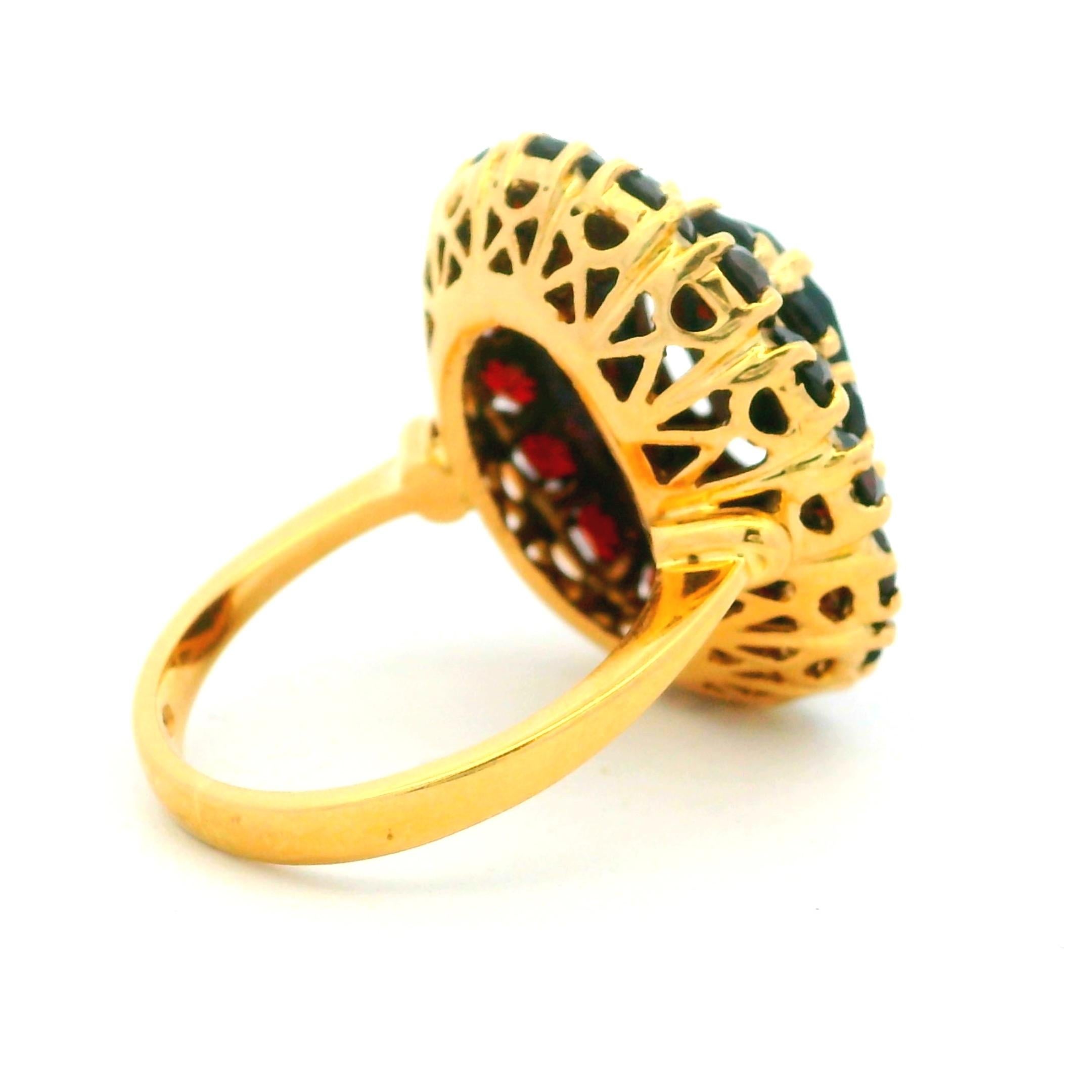 Questo squisito anello vintage con granato ceco a grappolo è realizzato in oro giallo 18 carati. In condizioni ottime in vendita a Miami, FL