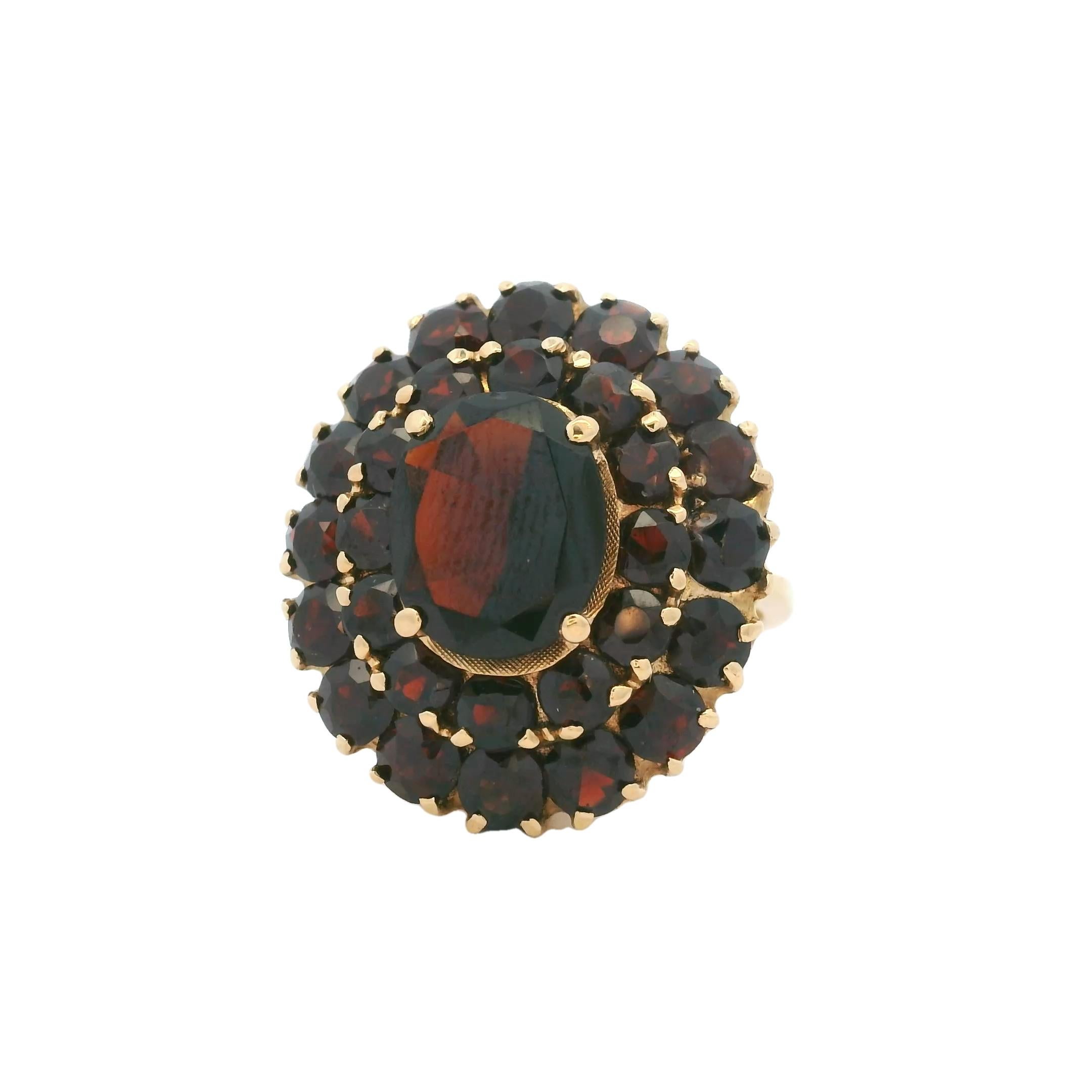 Cette exquise bague à grappe de grenats tchèques vintage est réalisée en or jaune 18 car... en vente 1