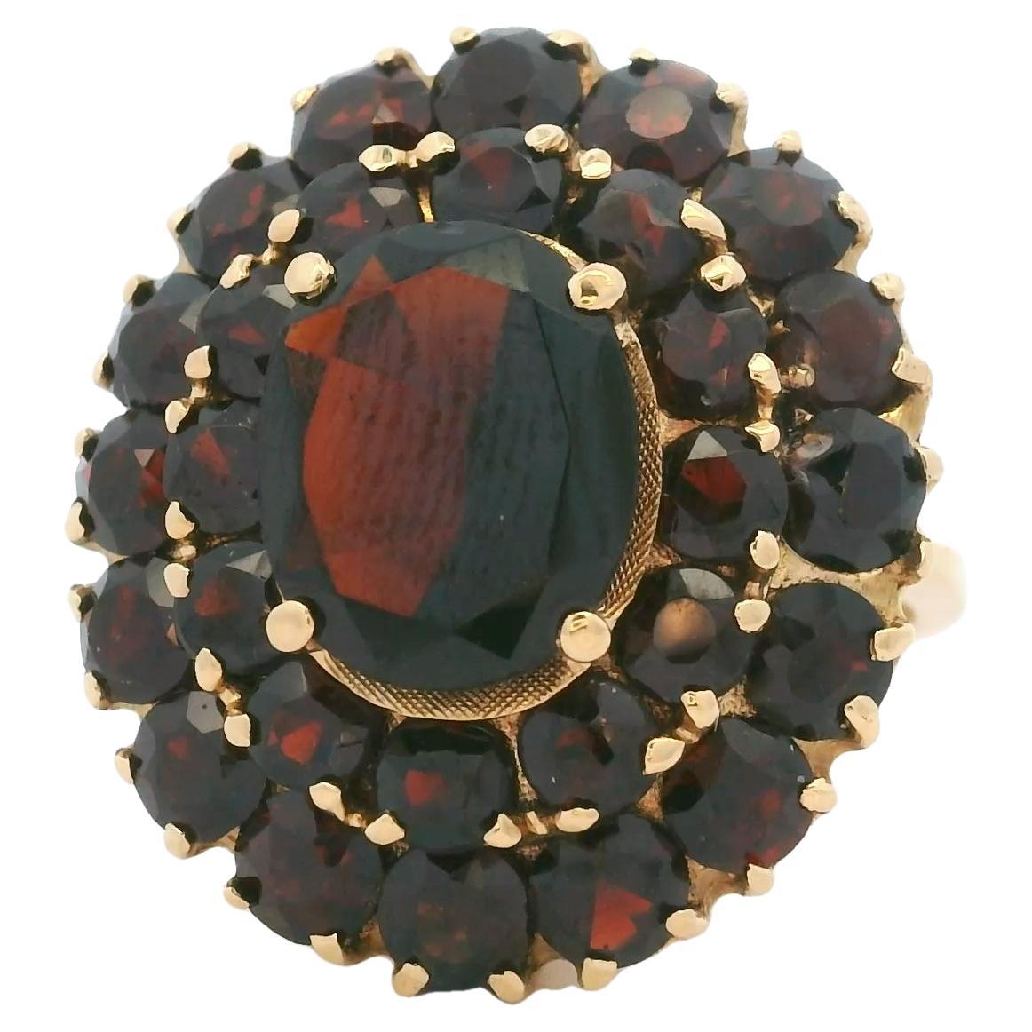Este exquisito anillo vintage de racimo de granates checos está elaborado en oro amarillo de 18 quilates a
