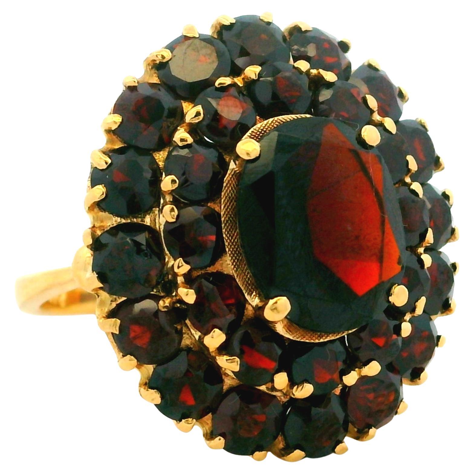 Cette exquise bague à grappe de grenats tchèques vintage est réalisée en or jaune 18 car...