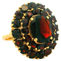 Cette exquise bague à grappe de grenats tchèques vintage est réalisée en or jaune 18 car...