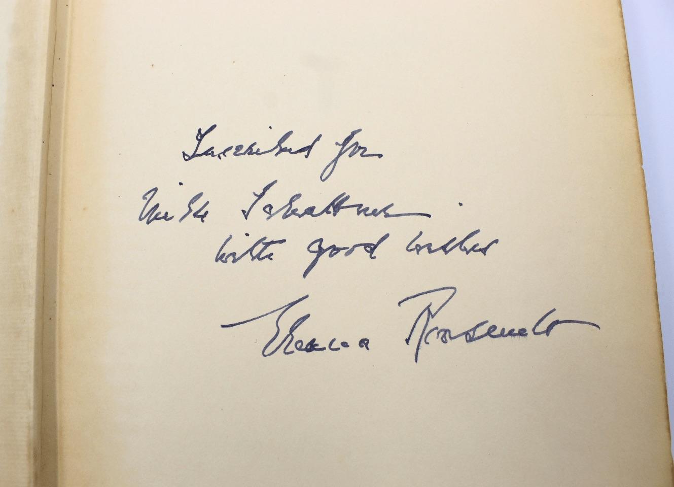 Roosevelt, Eleanor. This I Remember. New York : Harper & Brothers , 1949. Première édition.  Inscrit par Eleanor Roosevelt sur le premier papier de garde libre, à l'encre noire. Dans la jaquette originale de l'éditeur et les planches en tissu bleu.