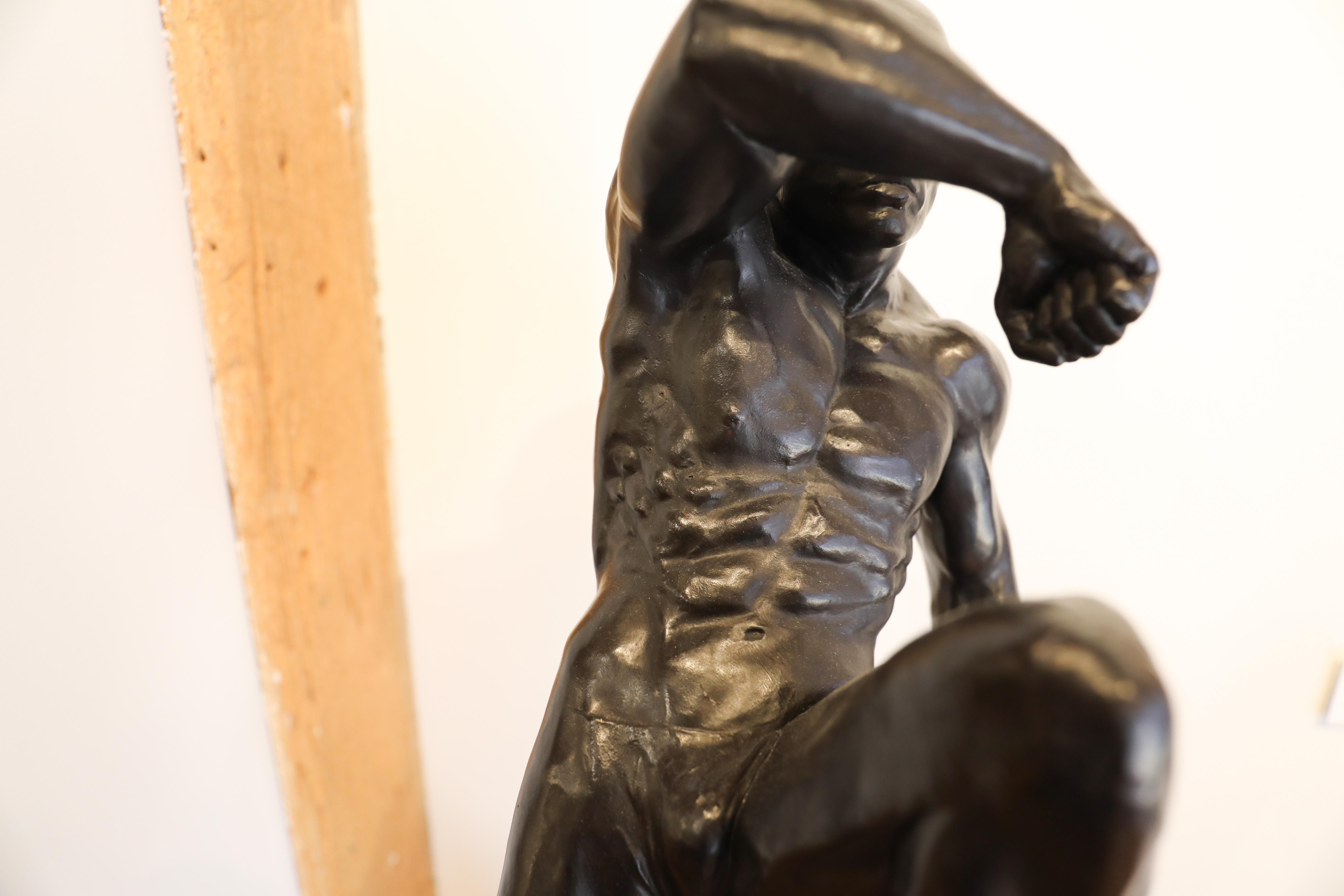 Art ancien, Figure de nu masculin athlétique, Sculpture en bronze de Dean Kugler en vente 8