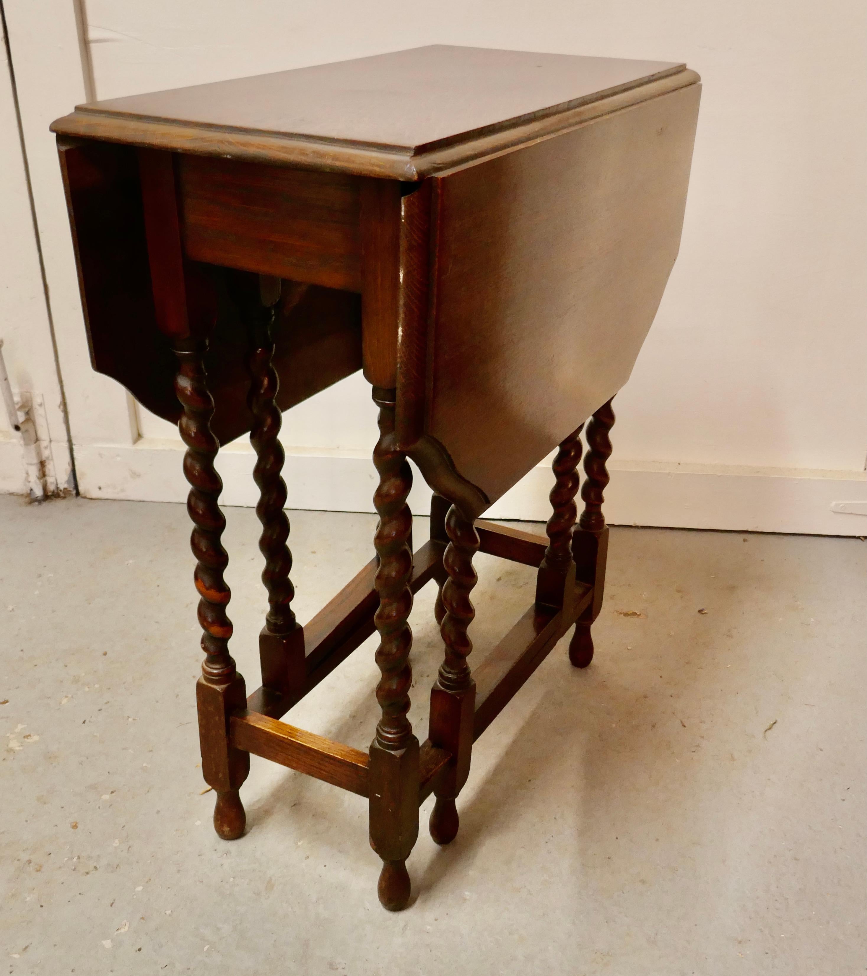 This is a Good Solid Oak Victorian Gate Leg Table In Good Condition In Chillerton, Isle of Wight
