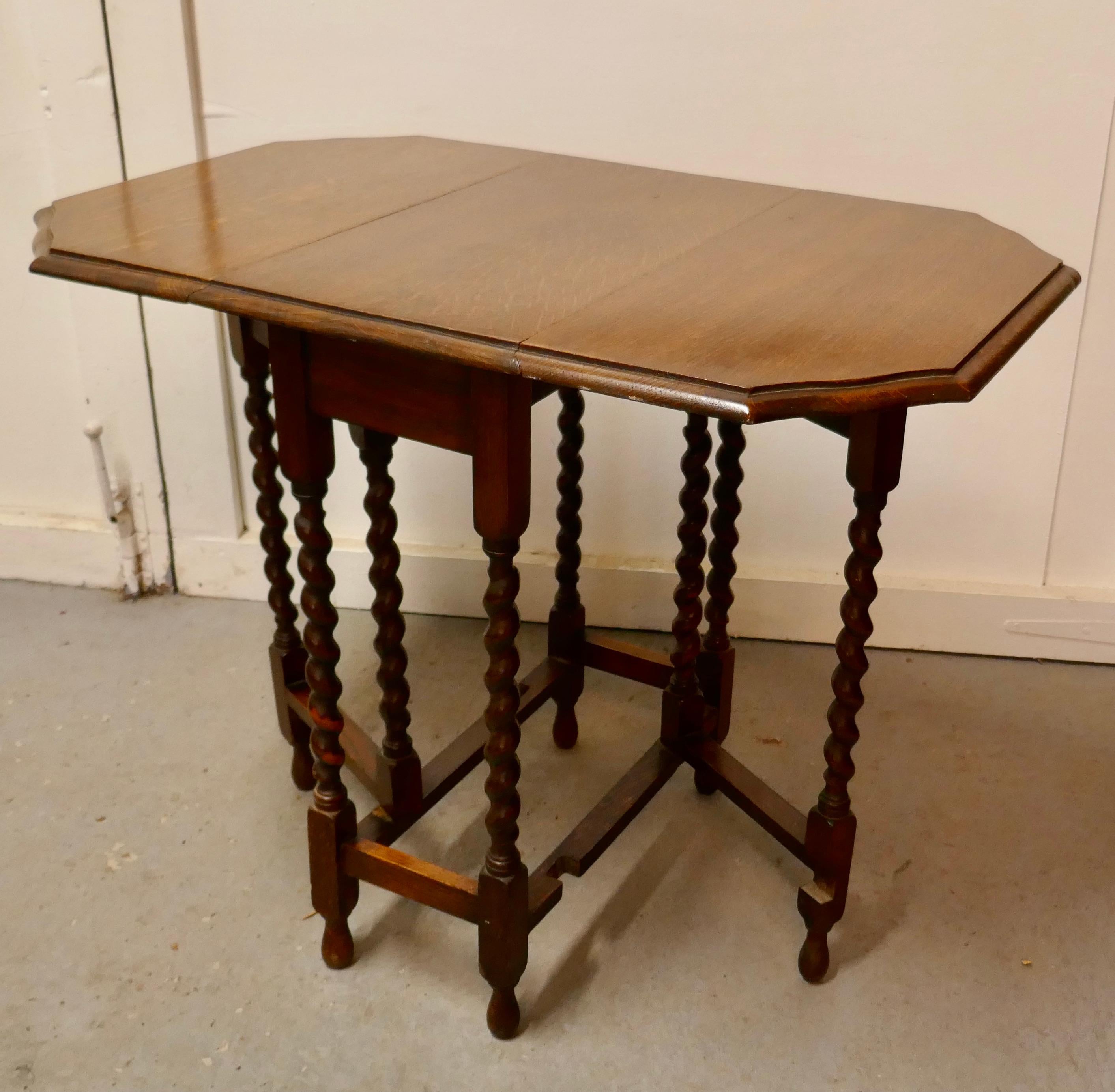 19th Century This is a Good Solid Oak Victorian Gate Leg Table