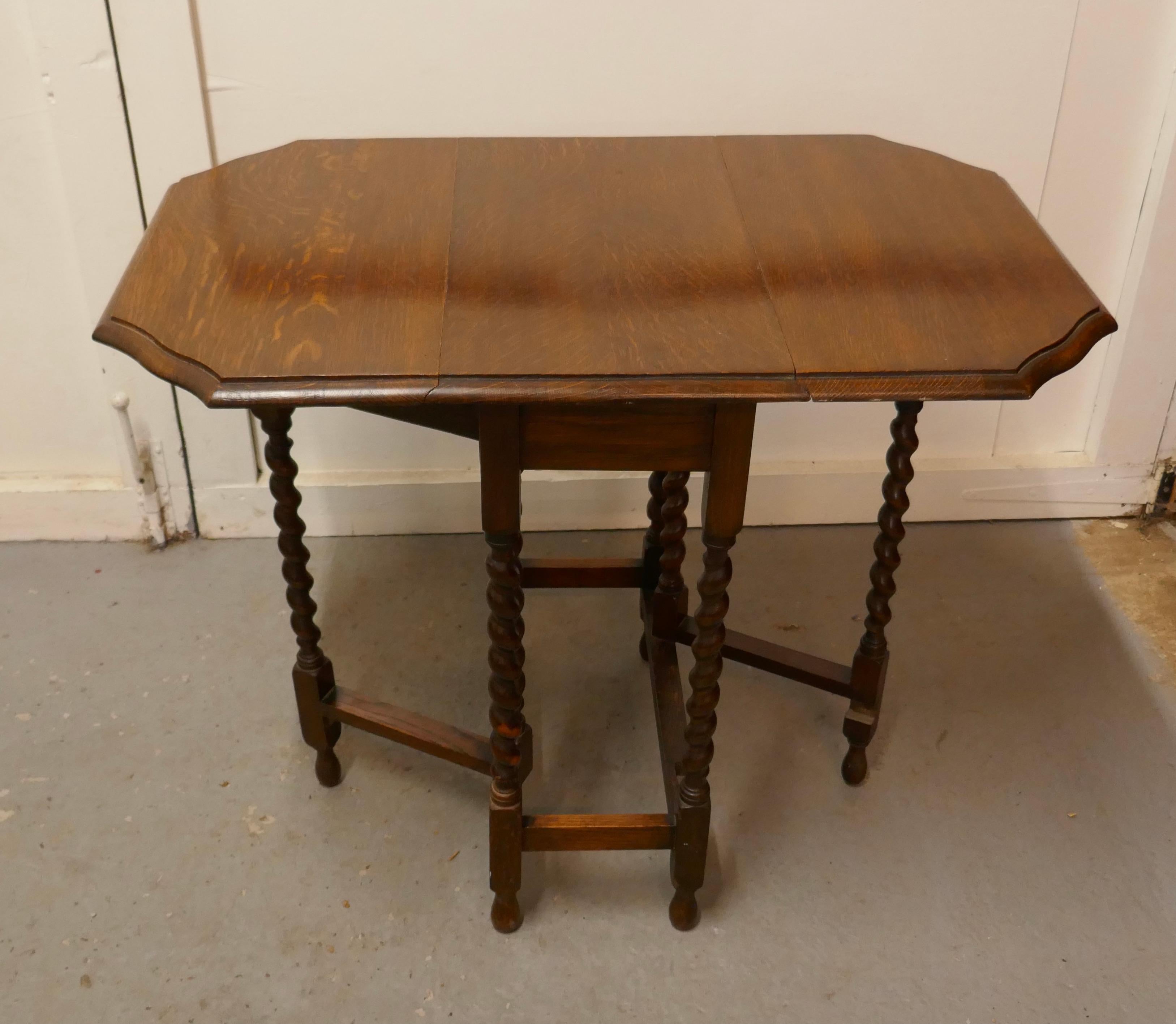 This is a Good Solid Oak Victorian Gate Leg Table 3