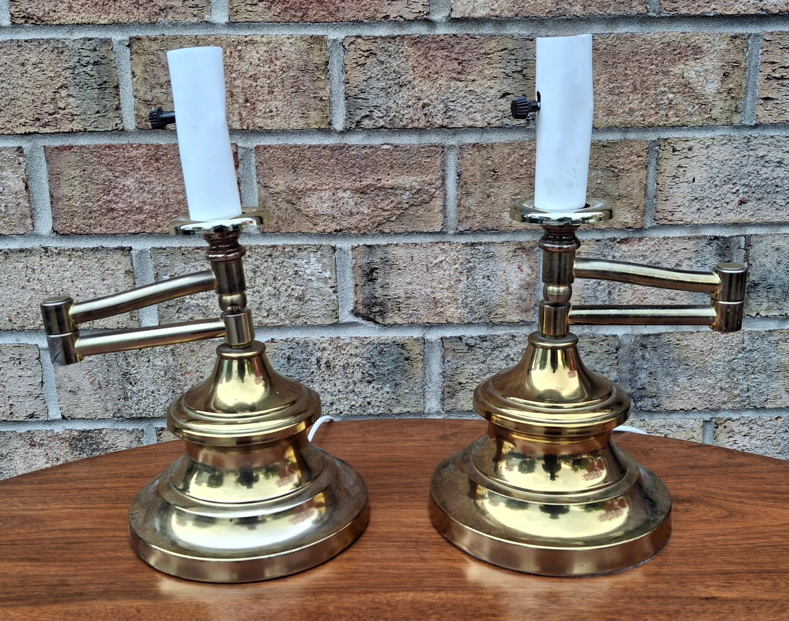 Pareja de lámparas de sobremesa de brazos oscilantes de latón de mediados de siglo Moderno de mediados de siglo en venta