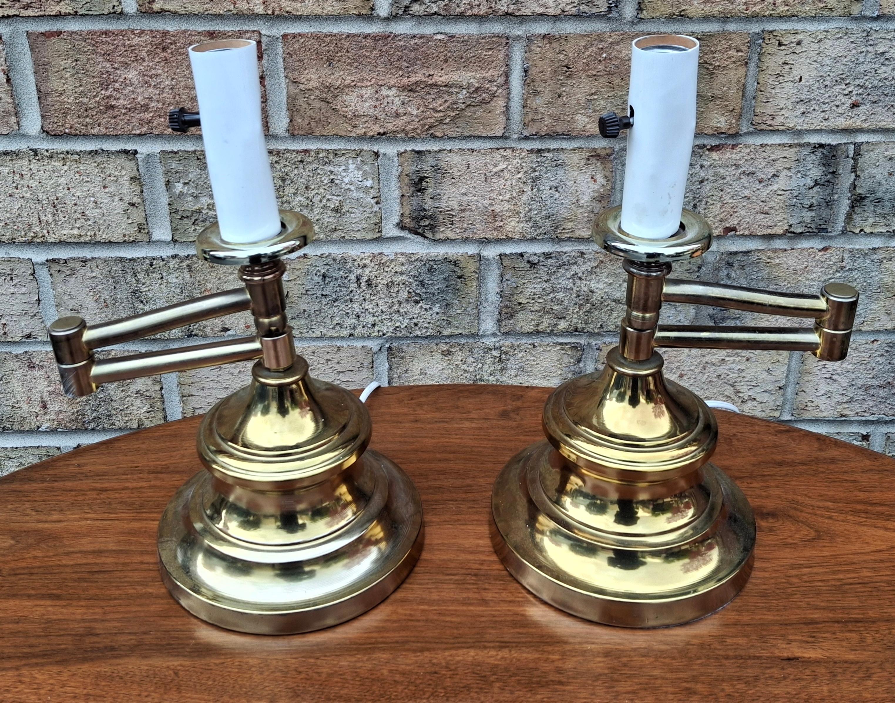 Pareja de lámparas de sobremesa de brazos oscilantes de latón de mediados de siglo Estadounidense en venta
