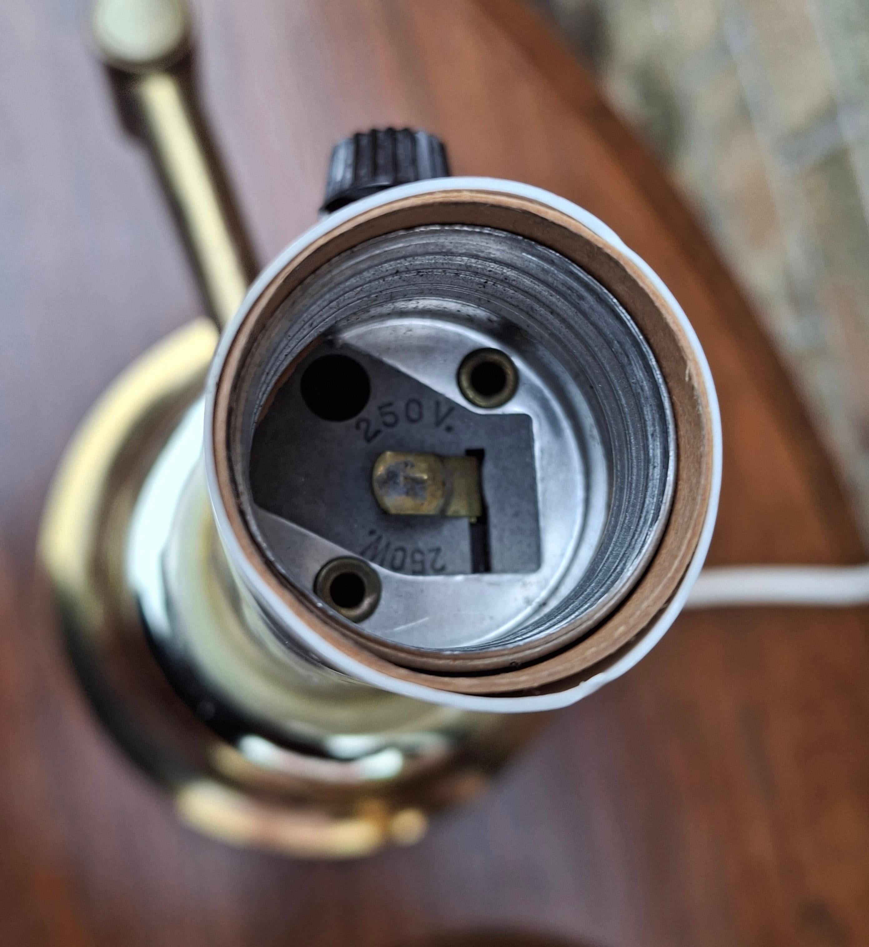 Pareja de lámparas de sobremesa de brazos oscilantes de latón de mediados de siglo Otro en venta