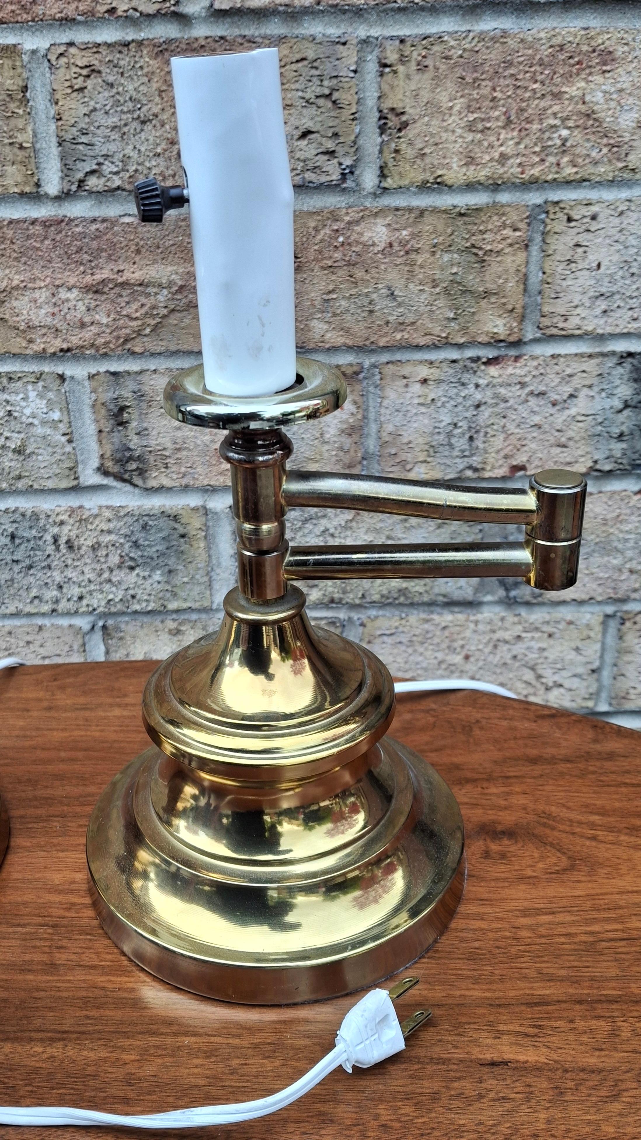 Pareja de lámparas de sobremesa de brazos oscilantes de latón de mediados de siglo en Bueno estado para la venta en Germantown, MD