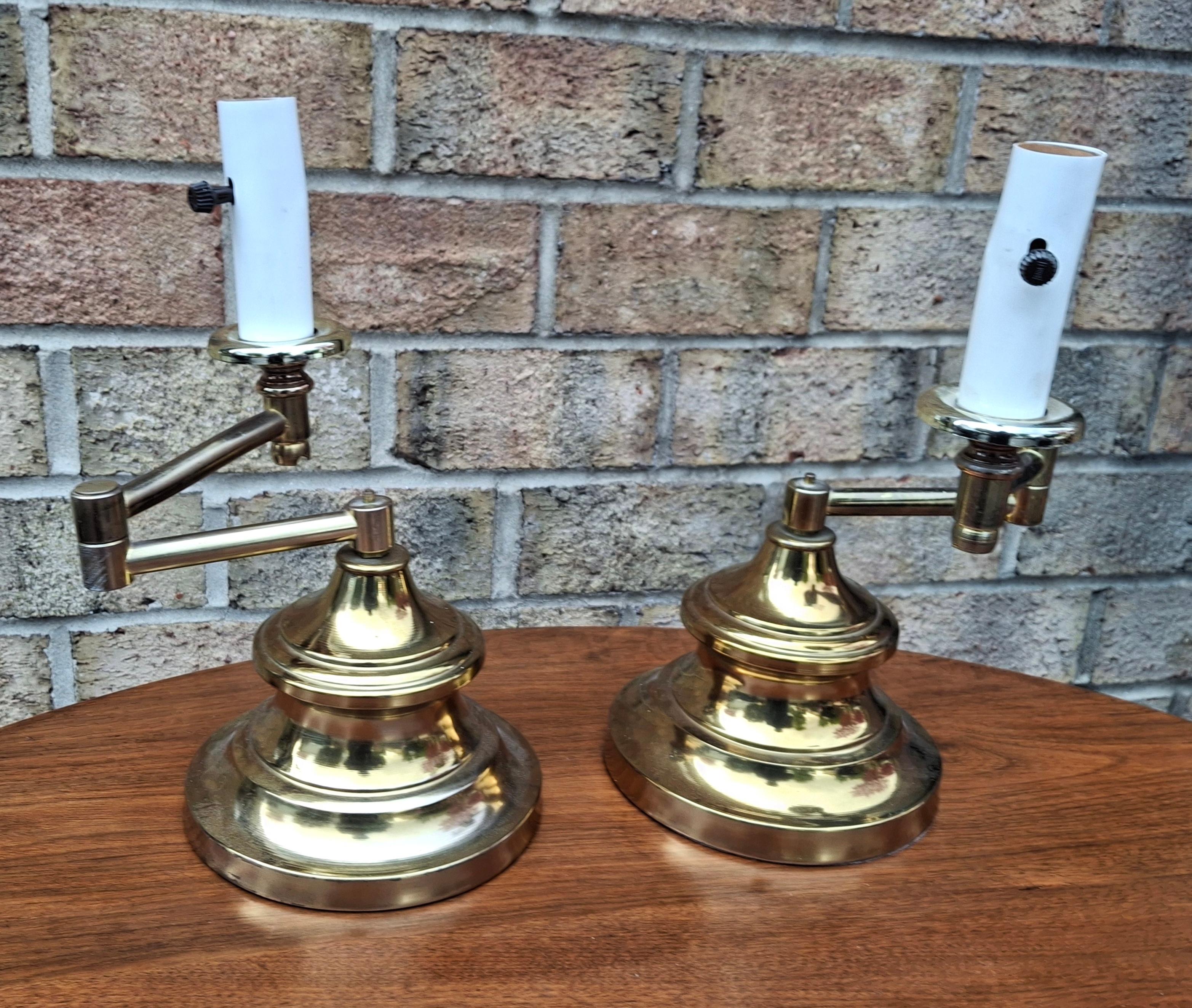 Pareja de lámparas de sobremesa de brazos oscilantes de latón de mediados de siglo siglo XX en venta