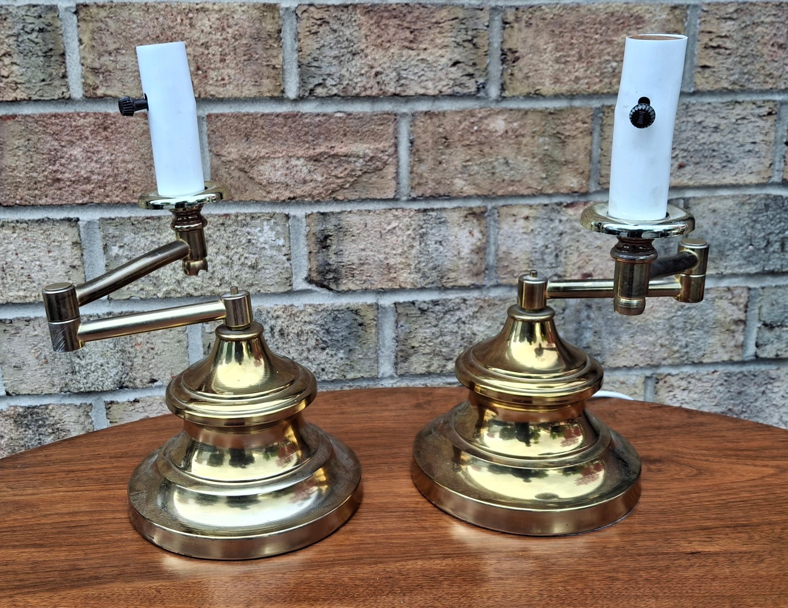 Pareja de lámparas de sobremesa de brazos oscilantes de latón de mediados de siglo Latón en venta