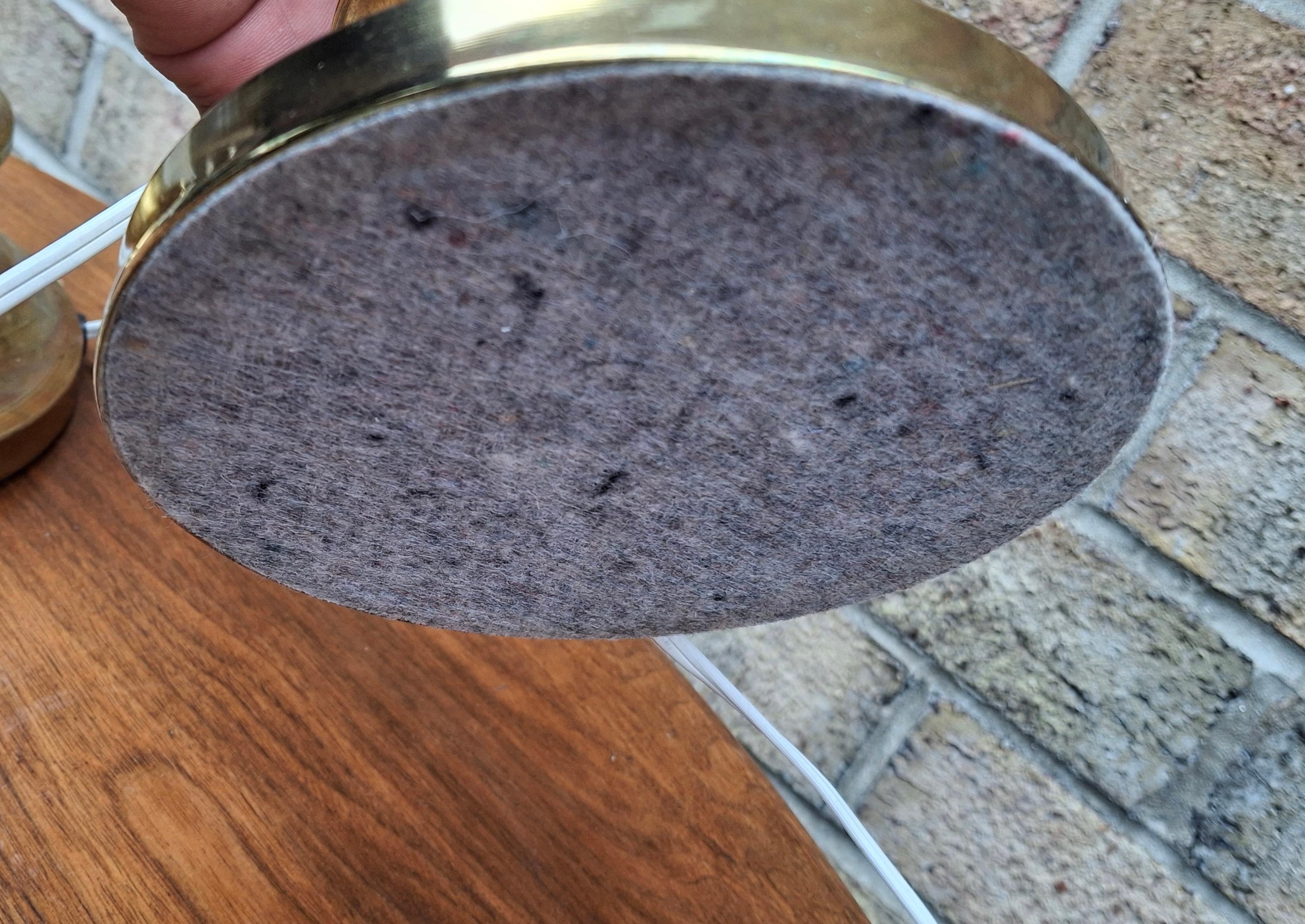 Pareja de lámparas de sobremesa de brazos oscilantes de latón de mediados de siglo en venta 1