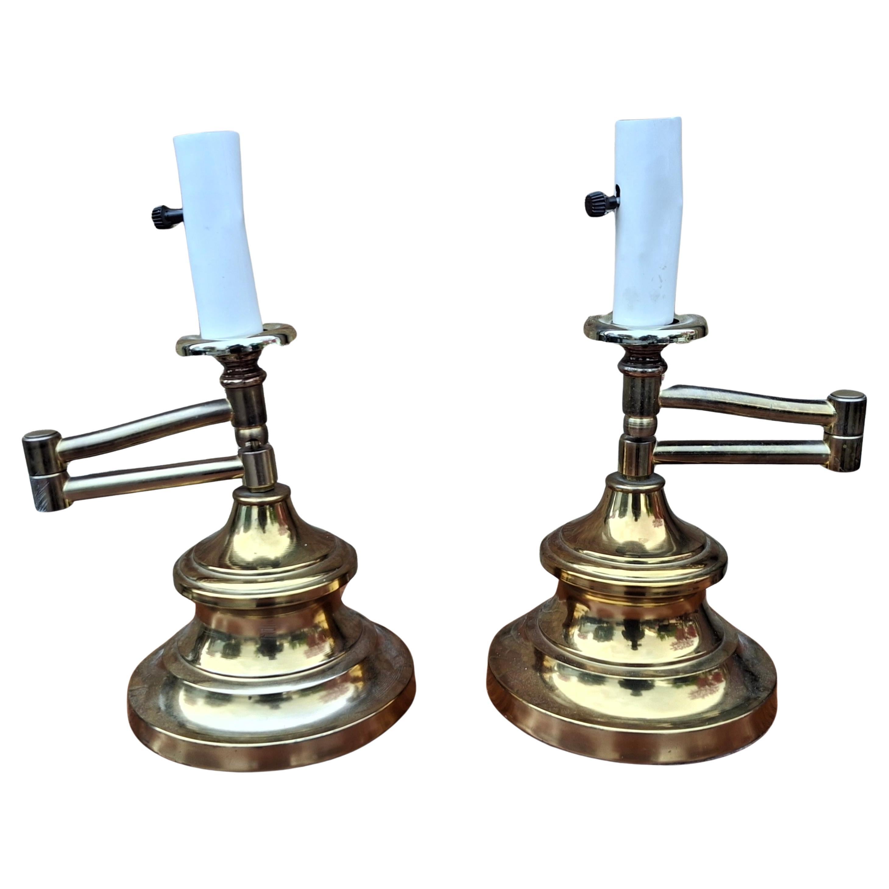 Pareja de lámparas de sobremesa de brazos oscilantes de latón de mediados de siglo en venta