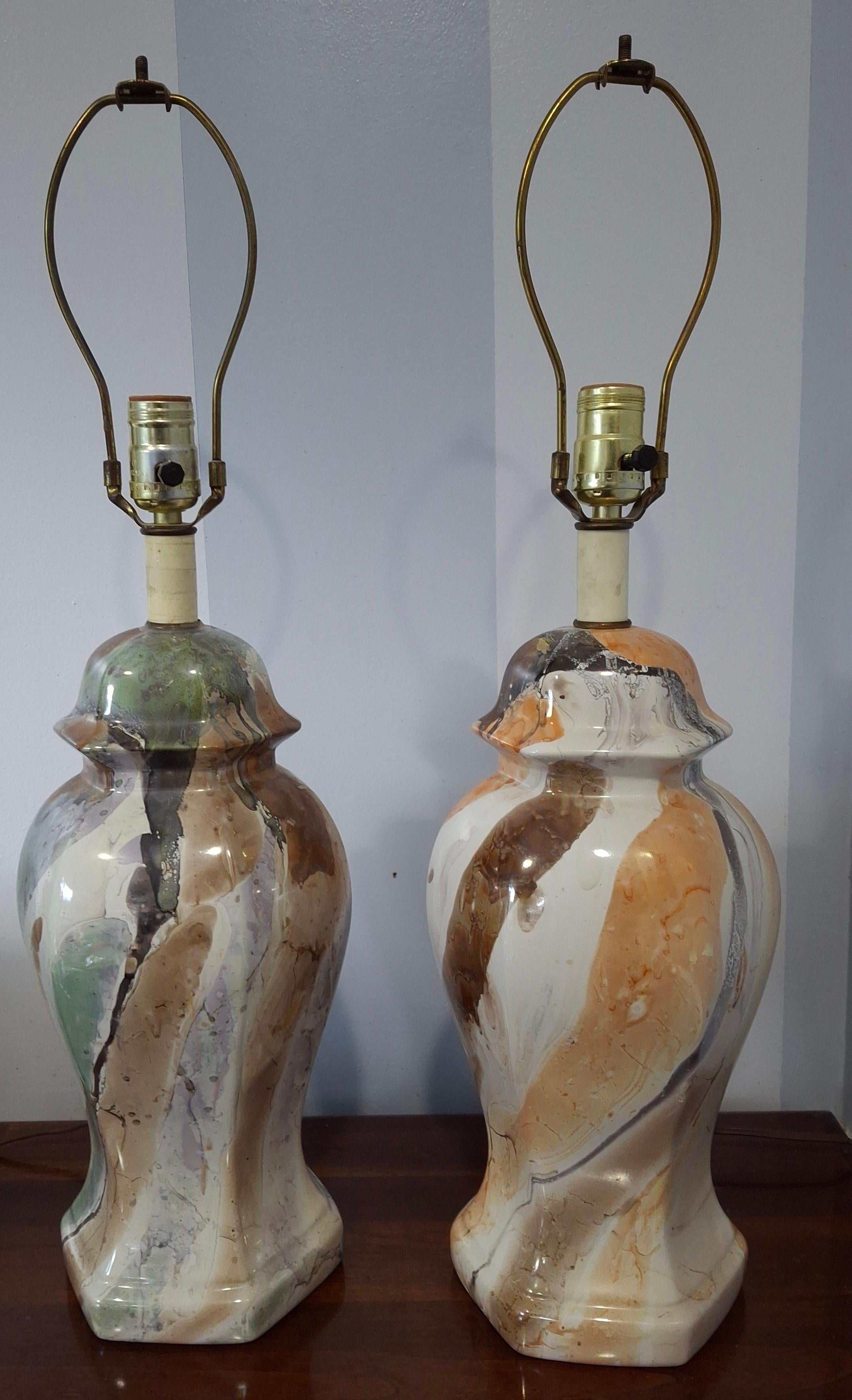 Stile provenzale Pair Mid-Century Modern Marble-Glazed Ceramic Ginger Jar Style Table Lamps in vendita