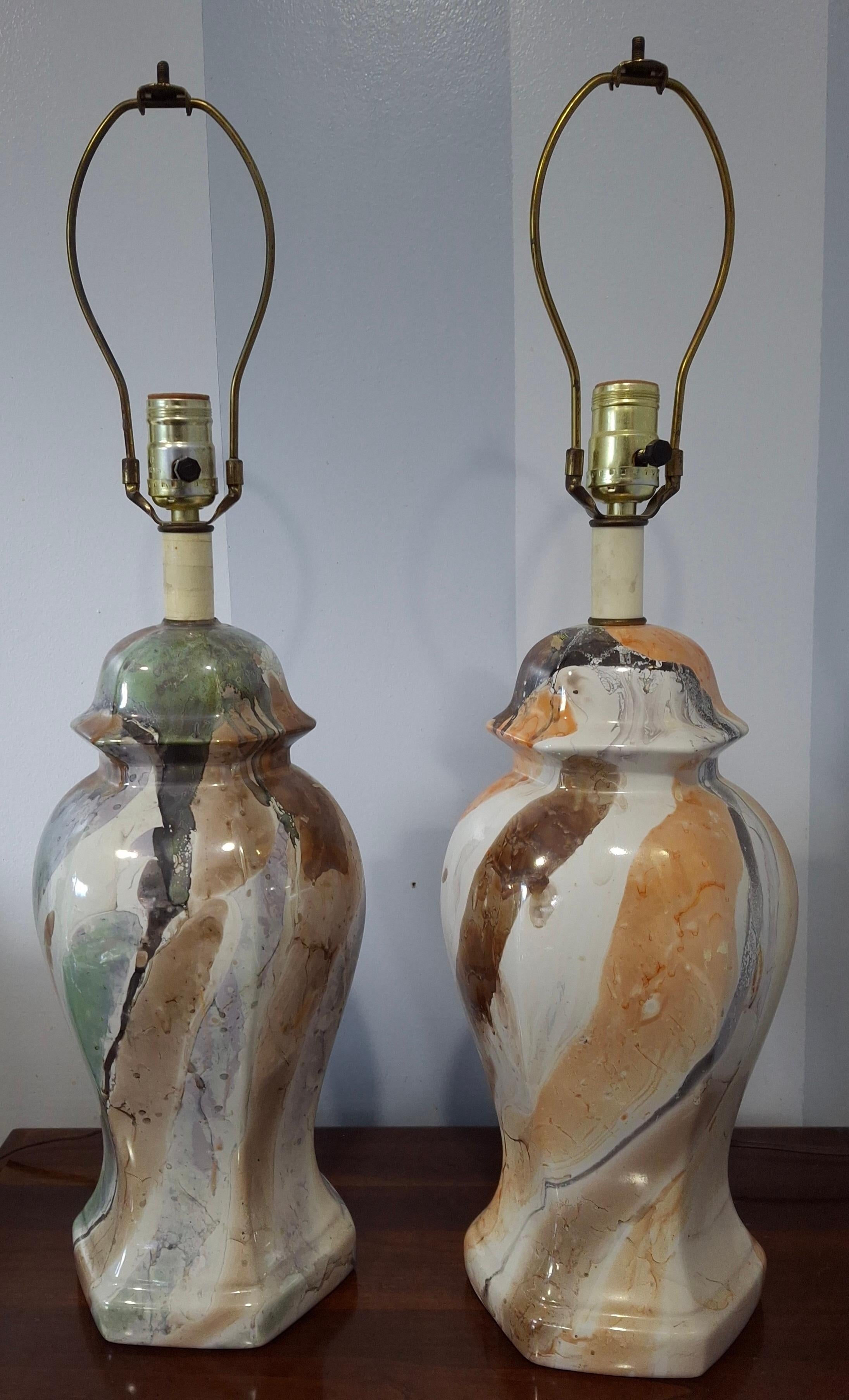 Americano Pair Mid-Century Modern Marble-Glazed Ceramic Ginger Jar Style Table Lamps in vendita