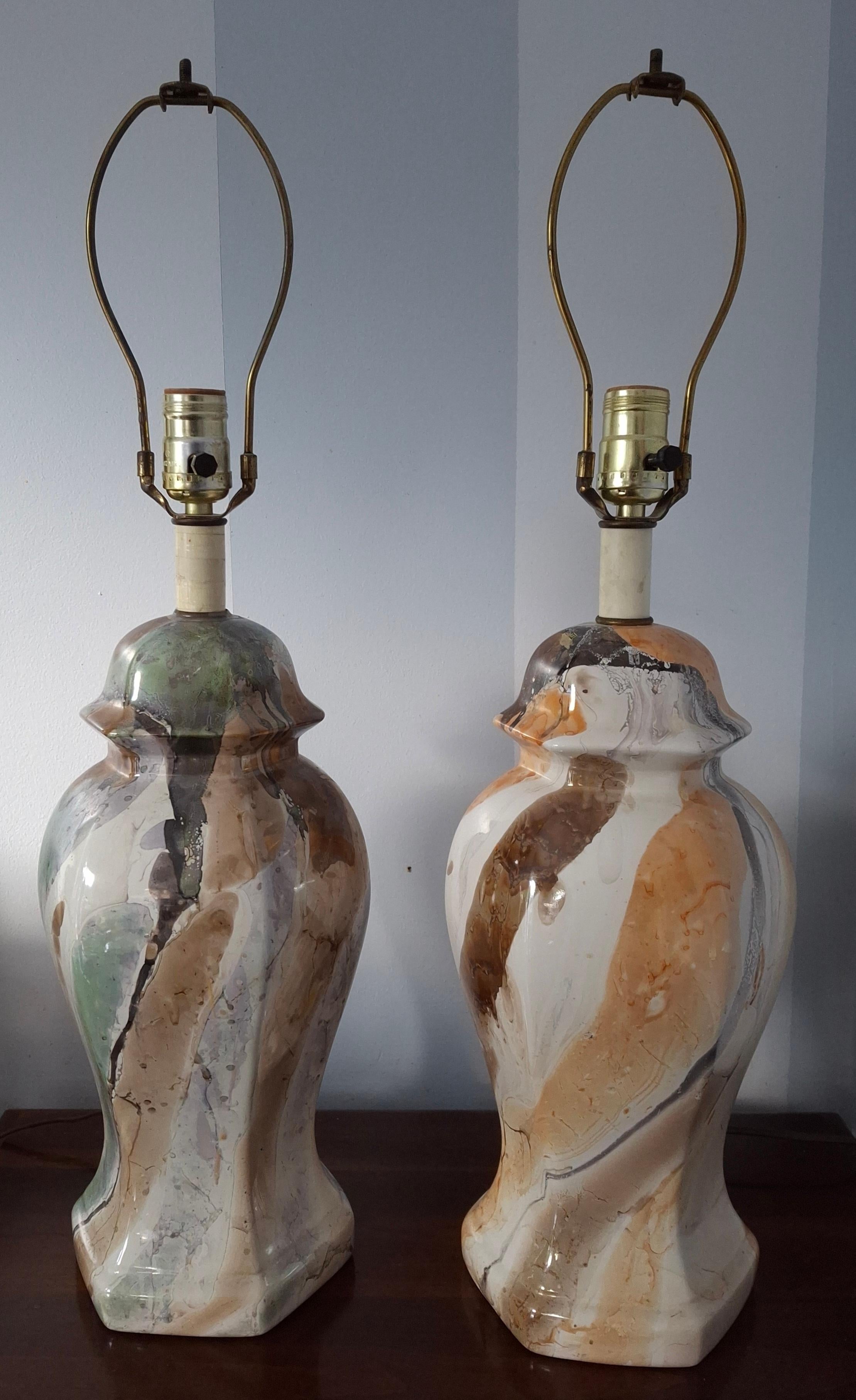 Smaltato Pair Mid-Century Modern Marble-Glazed Ceramic Ginger Jar Style Table Lamps in vendita