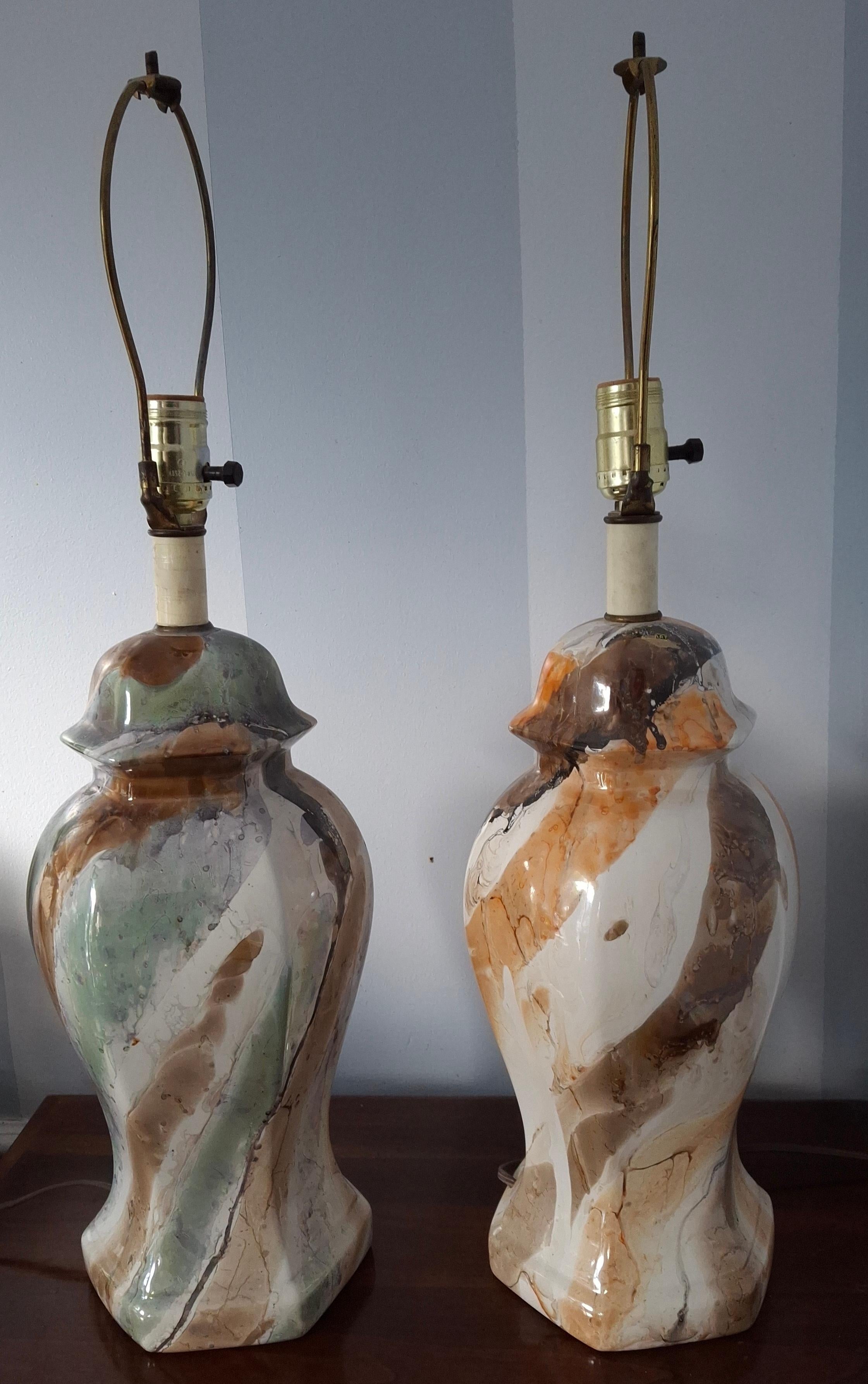 Pair Mid-Century Modern Marble-Glazed Ceramic Ginger Jar Style Table Lamps In condizioni buone in vendita a Germantown, MD