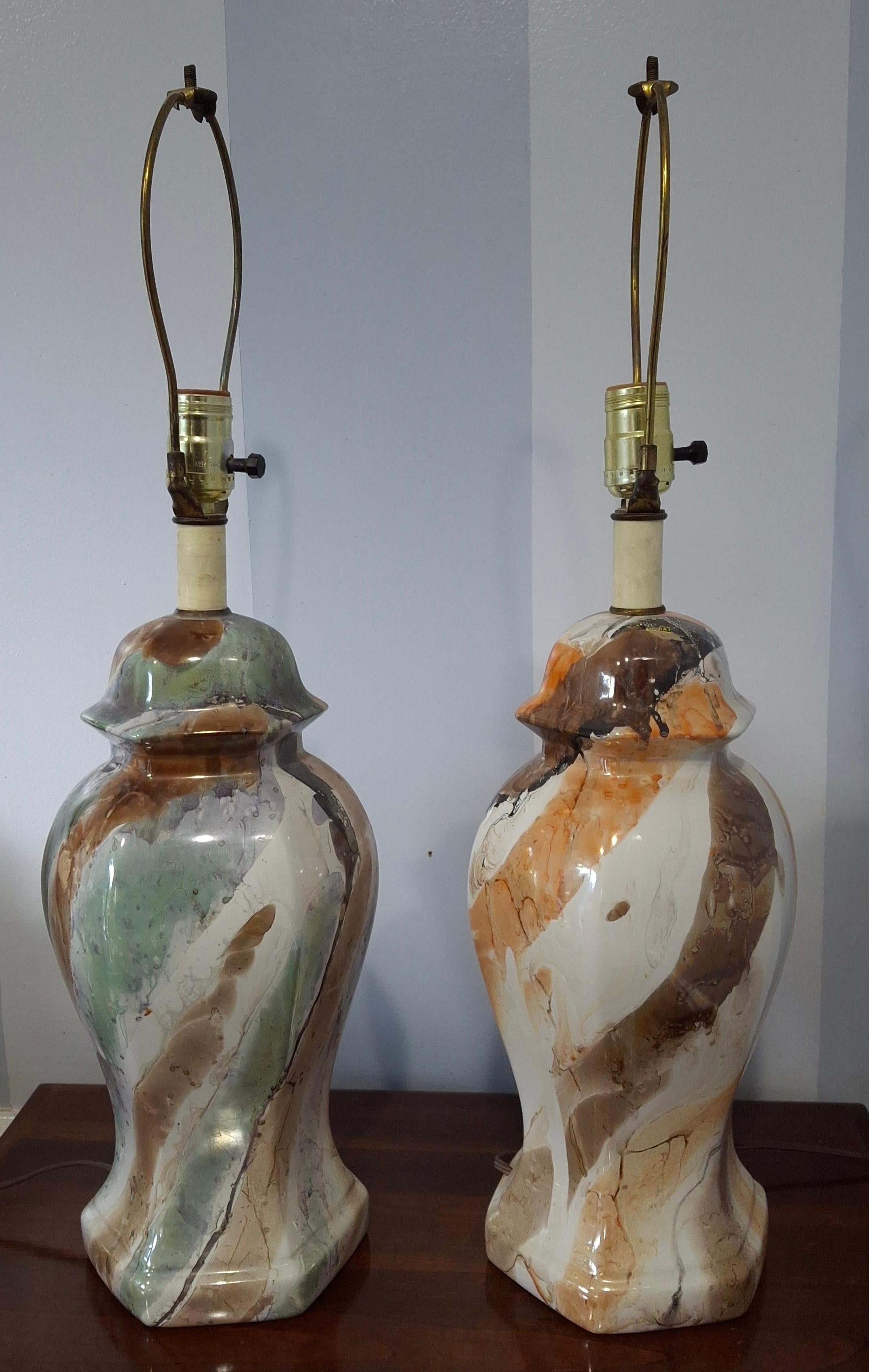 XX secolo Pair Mid-Century Modern Marble-Glazed Ceramic Ginger Jar Style Table Lamps in vendita