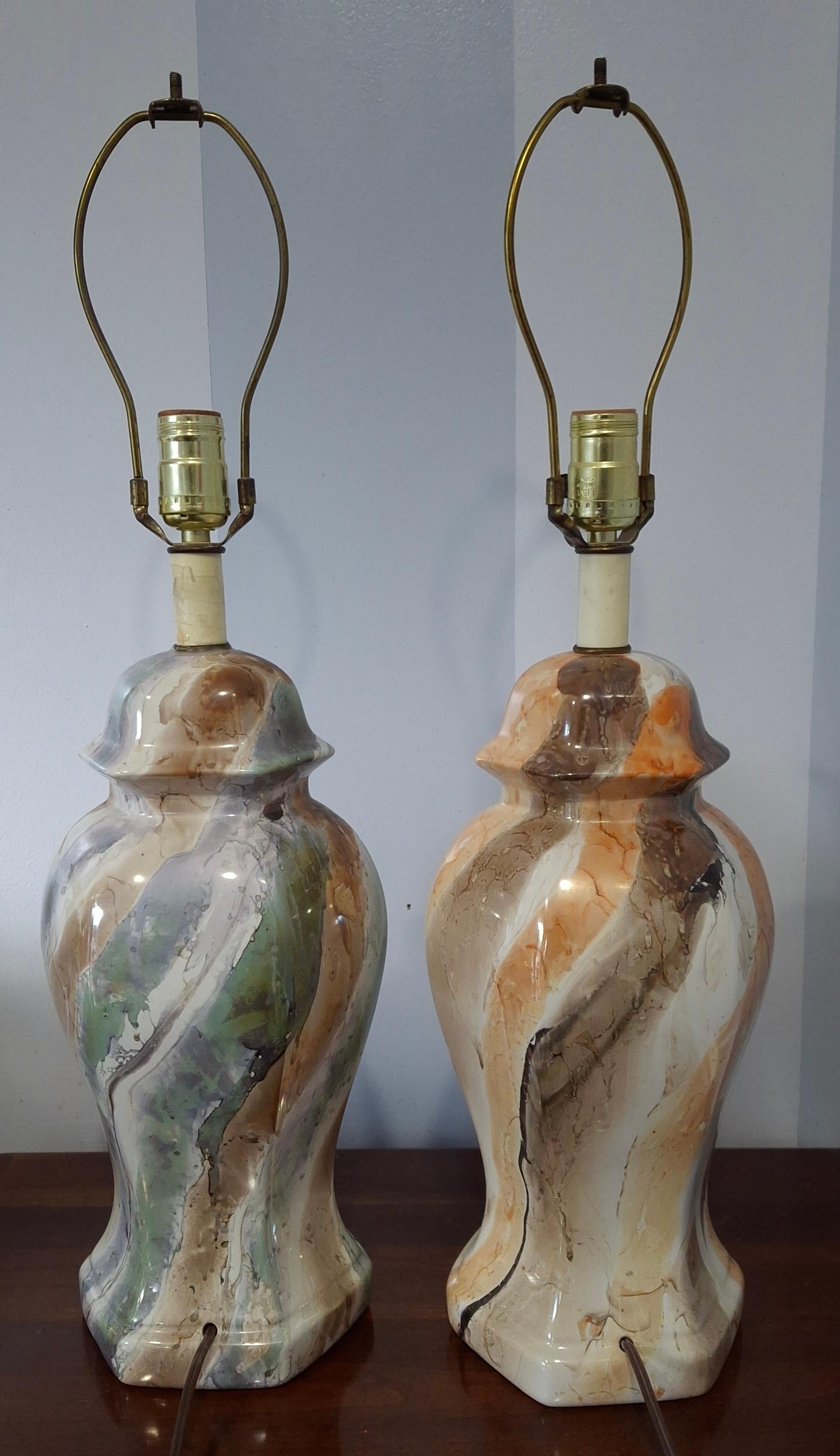 Ceramica Pair Mid-Century Modern Marble-Glazed Ceramic Ginger Jar Style Table Lamps in vendita