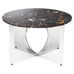 Il s'agit d'une table basse d'art, plateau composite en noir et acier inoxydable