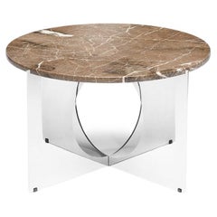 Il s'agit d'une table basse d'art, plateau en marbre et acier inoxydable gris