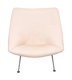 This is the iconic Artifort Oyster armchair by designer Pierre Paulin