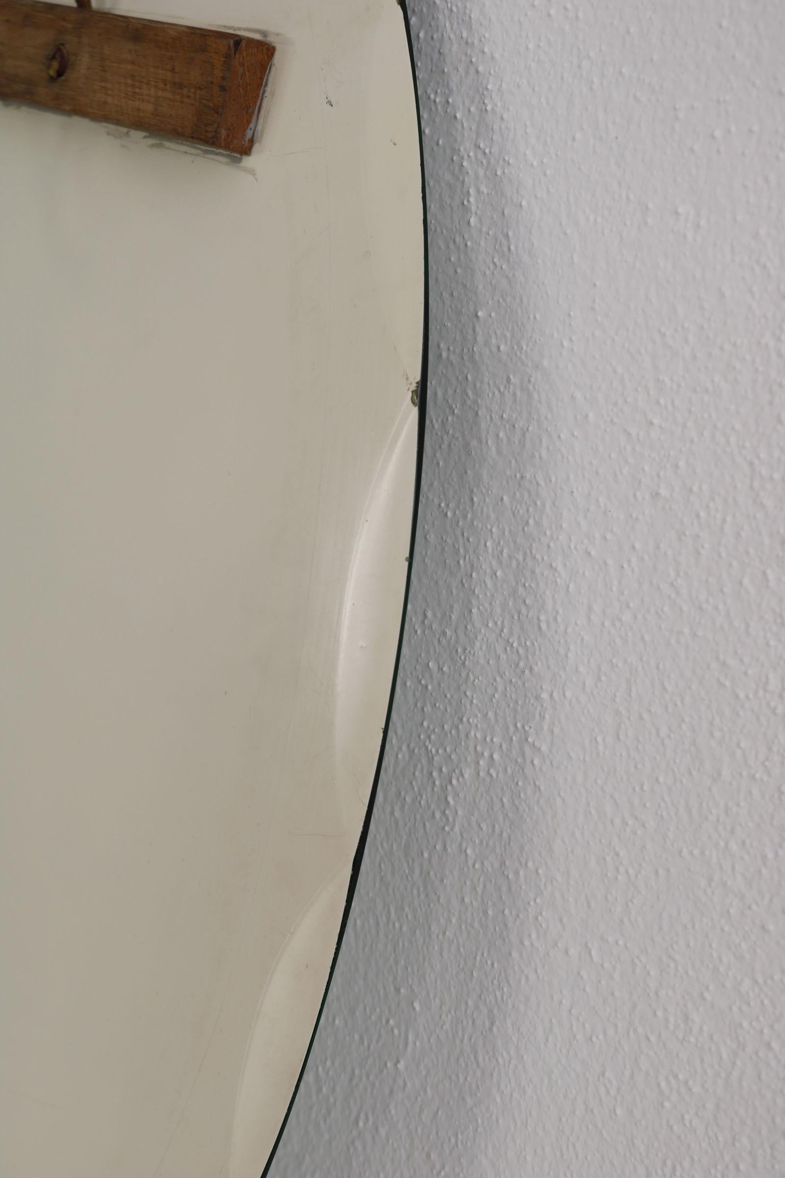 Dieser ovale, italienische Wandspiegel stammt aus den 1960er Jahren (Spiegel) im Angebot