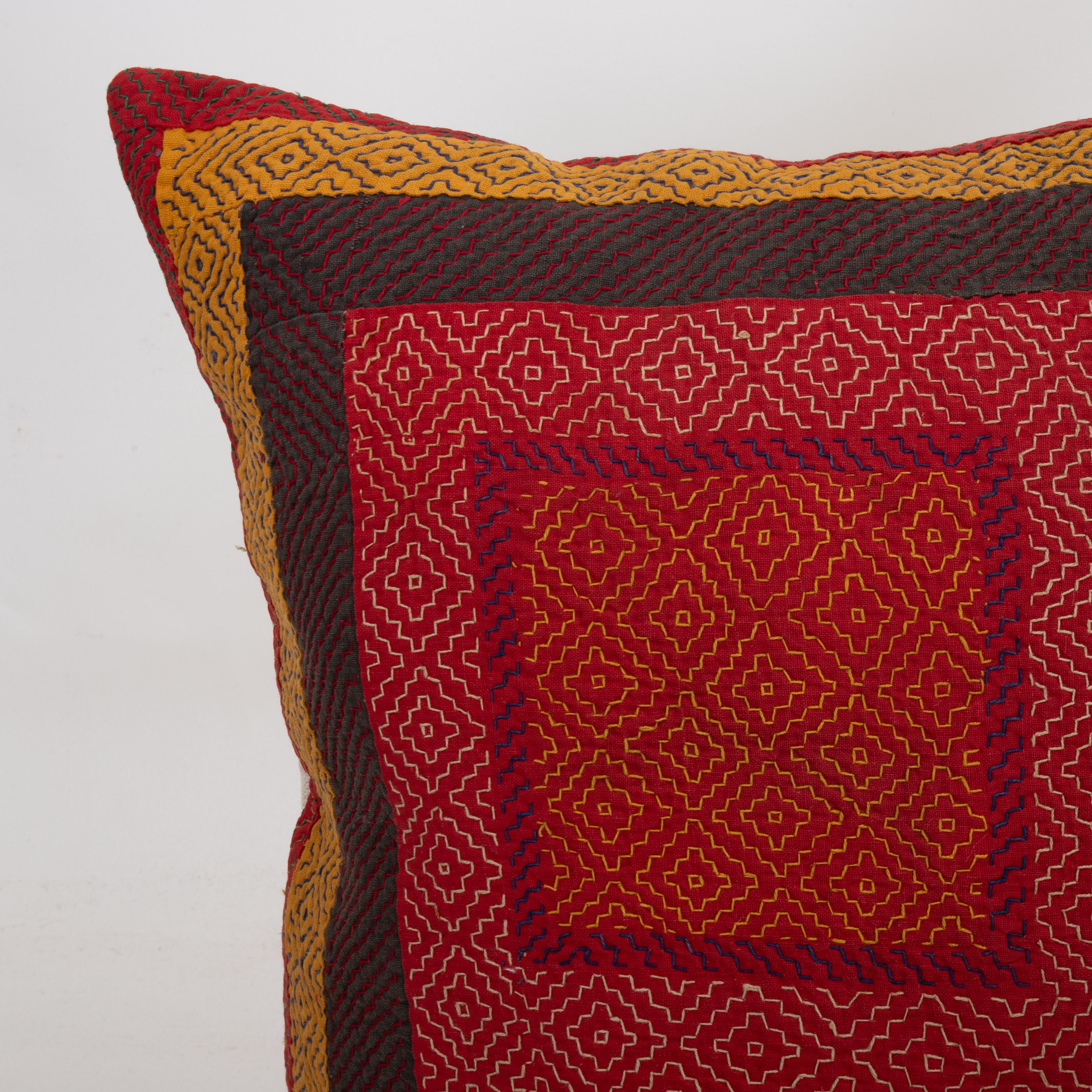 Tribal Cette taie d'oreiller fabriquée à partir d'un  A.C.I.C. Broderie indienne. en vente