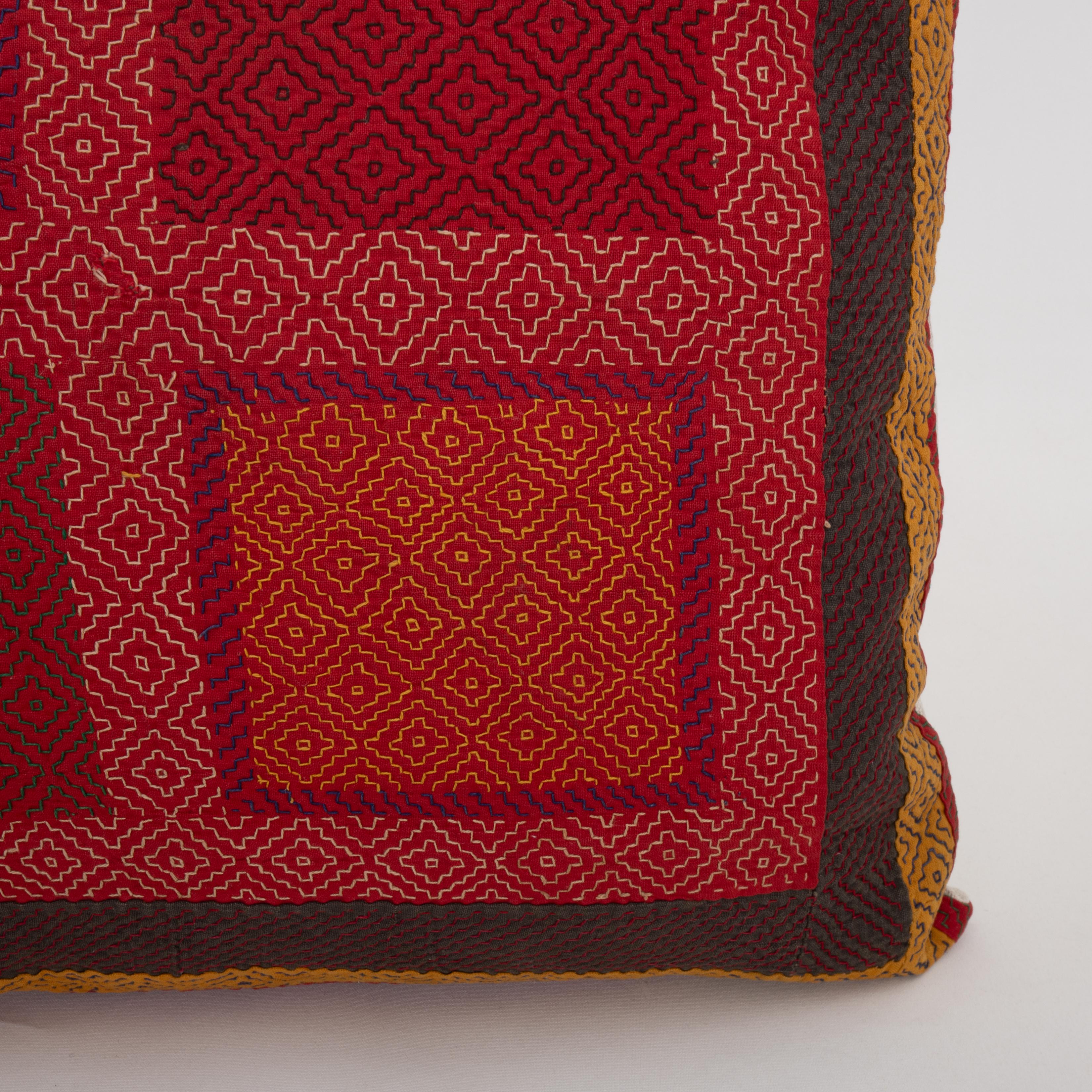 Indien Cette taie d'oreiller fabriquée à partir d'un  A.C.I.C. Broderie indienne. en vente