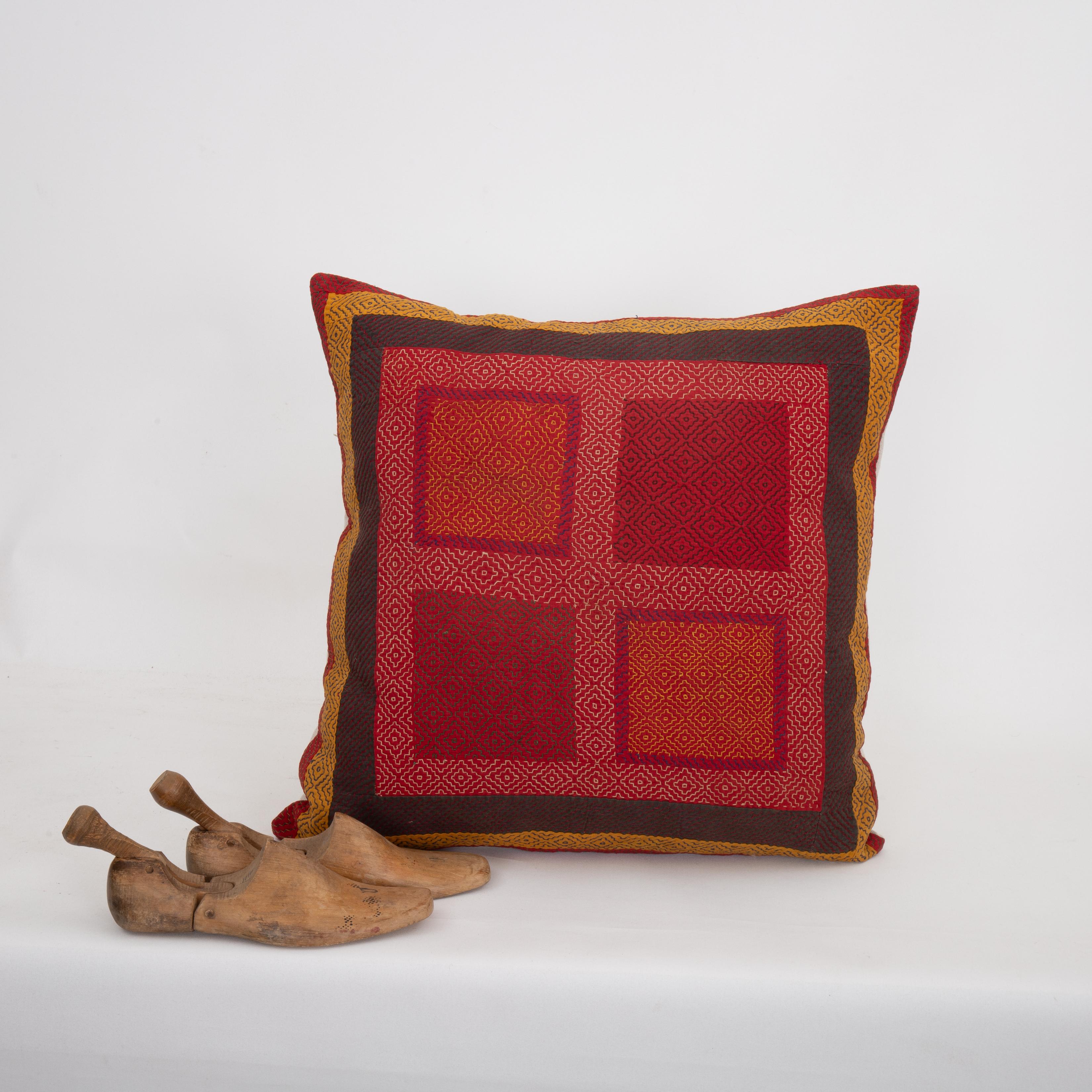 Brodé Cette taie d'oreiller fabriquée à partir d'un  A.C.I.C. Broderie indienne. en vente