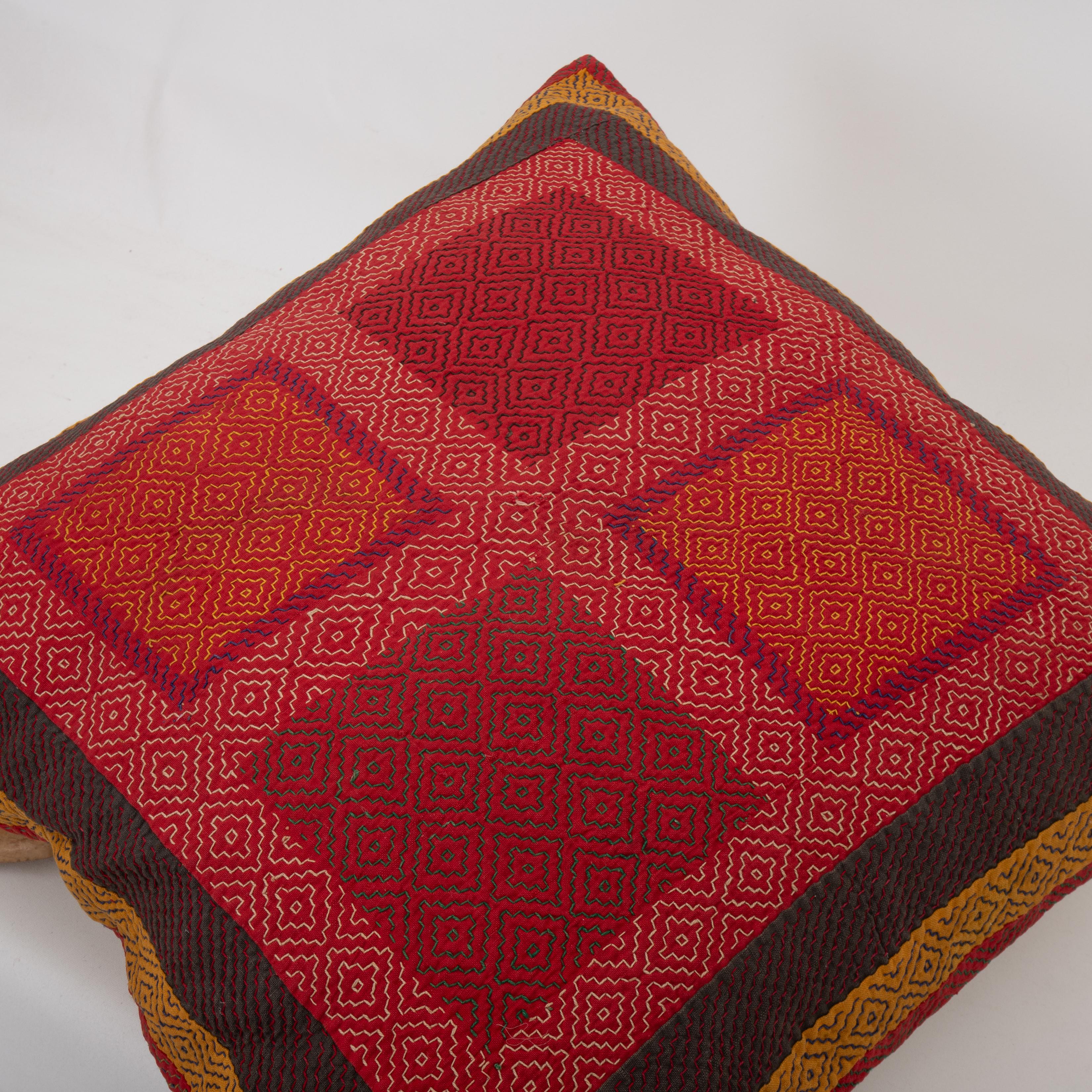 Cette taie d'oreiller fabriquée à partir d'un  A.C.I.C. Broderie indienne. Bon état - En vente à Istanbul, TR